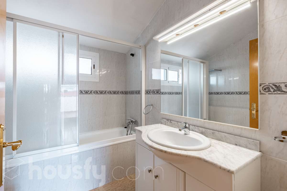 Housfy vende 🏡 espectacular ático dúplex con dos terrazas, párking y tarstero el cuál consta de 116 m2 útiles (verificados con la Dirección General de Catastro). En un edificio construido en el año 2002. Distribución de estancias En la primera planta tenemos un magnífico y soleado salón-comedor, con balcón Francés y orientación sur. Junto a él, una cocina enorme también exterior. Pasando por el pasillo, encontramos 3 habitaciones medianas, todas exteriores y un baño completo. En la segunda planta tenemos una buhardilla enorme que sirve las veces de sala de estar como de almacenamiento, con una habitación doble con baño en suite y vestidor y altillo incorporados, y salida a las dos espectaculares terrazas, para gozar orientación este y oeste, barbacoa de obra y otras facilidades. El inmueble cuenta con ventanas de doble vidrio, toldos, suelos de parquet y calefacción en todas las estancias, además de aire acondicionado. Incluye una plaza de párking y trastero. Características específicas - 2 baños -Ascensor -Aire acondicionado -Amueblado -Calefacción -Domótica -Balcón -Terraza Zona y entorno Respecto a la ubicación, se sitúa en La Grípia, barrio de Terrassa. Esta zona es conocida por ser una de las más renovadas de Terrassa, un barrio residencial con excelente conexión al centro de Terrassa con diversas líneas de buses y la estación de tren Terrassa Est a menos de 5 minutos a pie. Múltiples servicios básicos como supermercados, farmacias, colegios... Aviso legal El precio de venta no incluye gastos de la compraventa como notaría, registro, impuestos, ni tampoco honorarios agencia. Esta publicación no es vinculante. Consulta siempre la nota simple con Housfy antes de formalizar la compraventa. Sobre nosotros Housfy es la plataforma integral de servicios inmobiliarios. Nuestra combinación de expertos y tecnología pone al alcance de todo el mundo servicios cómodos, claros y seguros. AICAT número: 7922. Nos encargamos de la gestión y asesoramiento de la compra. ¡Olvídate de todo! Hacemos los trámites por ti. Y, si además necesitas financiación, ponemos a tu disposición un bróker hipotecario para ayudarte a conseguir las mejores condiciones para tu perfil económico. ¿Quieres visitarla? Contacta con Housfy y agenda tu visita sin compromiso. Más información en: housfy.com En cumplimiento de la Ley 8/2026 en Cataluña, el certificado de presencia o ausencia de amianto se encuentra en proceso de tramitación.-31
