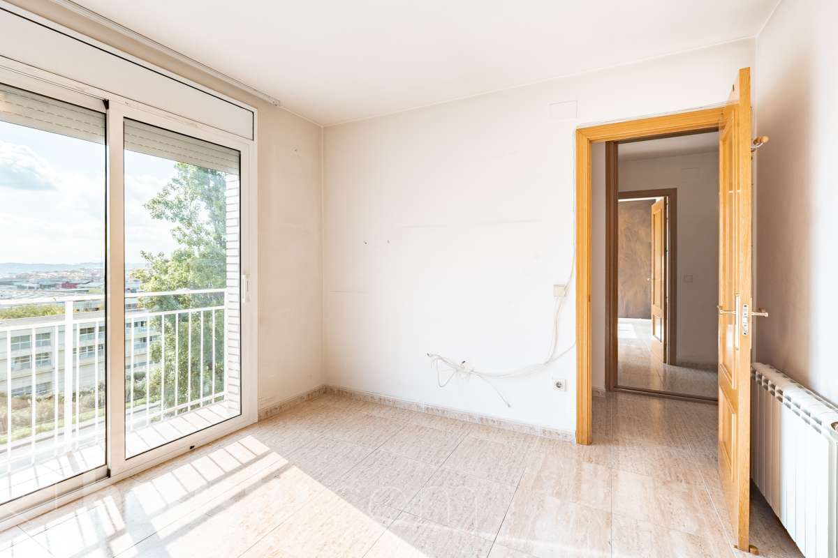 Housfy vende 🏡 espectacular ático dúplex con dos terrazas, párking y tarstero el cuál consta de 116 m2 útiles (verificados con la Dirección General de Catastro). En un edificio construido en el año 2002. Distribución de estancias En la primera planta tenemos un magnífico y soleado salón-comedor, con balcón Francés y orientación sur. Junto a él, una cocina enorme también exterior. Pasando por el pasillo, encontramos 3 habitaciones medianas, todas exteriores y un baño completo. En la segunda planta tenemos una buhardilla enorme que sirve las veces de sala de estar como de almacenamiento, con una habitación doble con baño en suite y vestidor y altillo incorporados, y salida a las dos espectaculares terrazas, para gozar orientación este y oeste, barbacoa de obra y otras facilidades. El inmueble cuenta con ventanas de doble vidrio, toldos, suelos de parquet y calefacción en todas las estancias, además de aire acondicionado. Incluye una plaza de párking y trastero. Características específicas - 2 baños -Ascensor -Aire acondicionado -Amueblado -Calefacción -Domótica -Balcón -Terraza Zona y entorno Respecto a la ubicación, se sitúa en La Grípia, barrio de Terrassa. Esta zona es conocida por ser una de las más renovadas de Terrassa, un barrio residencial con excelente conexión al centro de Terrassa con diversas líneas de buses y la estación de tren Terrassa Est a menos de 5 minutos a pie. Múltiples servicios básicos como supermercados, farmacias, colegios... Aviso legal El precio de venta no incluye gastos de la compraventa como notaría, registro, impuestos, ni tampoco honorarios agencia. Esta publicación no es vinculante. Consulta siempre la nota simple con Housfy antes de formalizar la compraventa. Sobre nosotros Housfy es la plataforma integral de servicios inmobiliarios. Nuestra combinación de expertos y tecnología pone al alcance de todo el mundo servicios cómodos, claros y seguros. AICAT número: 7922. Nos encargamos de la gestión y asesoramiento de la compra. ¡Olvídate de todo! Hacemos los trámites por ti. Y, si además necesitas financiación, ponemos a tu disposición un bróker hipotecario para ayudarte a conseguir las mejores condiciones para tu perfil económico. ¿Quieres visitarla? Contacta con Housfy y agenda tu visita sin compromiso. Más información en: housfy.com En cumplimiento de la Ley 8/2026 en Cataluña, el certificado de presencia o ausencia de amianto se encuentra en proceso de tramitación.-10