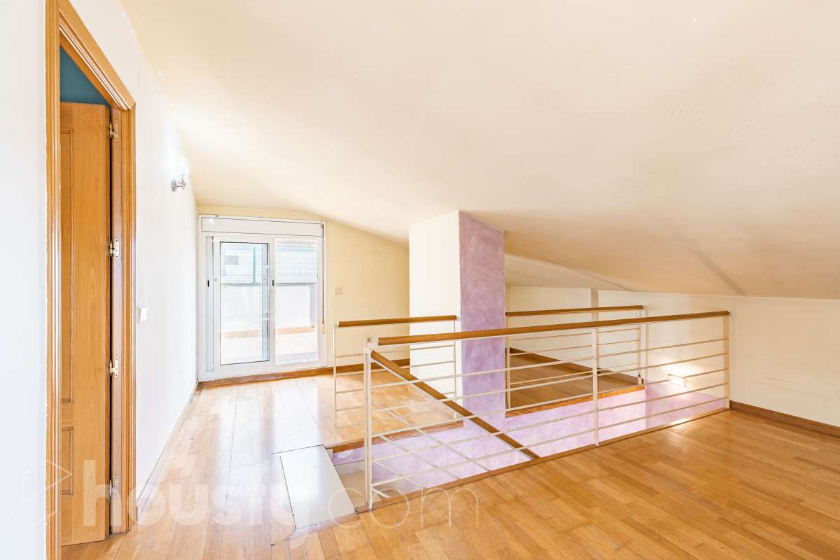 Housfy vende 🏡 espectacular ático dúplex con dos terrazas, párking y tarstero el cuál consta de 116 m2 útiles (verificados con la Dirección General de Catastro). En un edificio construido en el año 2002. Distribución de estancias En la primera planta tenemos un magnífico y soleado salón-comedor, con balcón Francés y orientación sur. Junto a él, una cocina enorme también exterior. Pasando por el pasillo, encontramos 3 habitaciones medianas, todas exteriores y un baño completo. En la segunda planta tenemos una buhardilla enorme que sirve las veces de sala de estar como de almacenamiento, con una habitación doble con baño en suite y vestidor y altillo incorporados, y salida a las dos espectaculares terrazas, para gozar orientación este y oeste, barbacoa de obra y otras facilidades. El inmueble cuenta con ventanas de doble vidrio, toldos, suelos de parquet y calefacción en todas las estancias, además de aire acondicionado. Incluye una plaza de párking y trastero. Características específicas - 2 baños -Ascensor -Aire acondicionado -Amueblado -Calefacción -Domótica -Balcón -Terraza Zona y entorno Respecto a la ubicación, se sitúa en La Grípia, barrio de Terrassa. Esta zona es conocida por ser una de las más renovadas de Terrassa, un barrio residencial con excelente conexión al centro de Terrassa con diversas líneas de buses y la estación de tren Terrassa Est a menos de 5 minutos a pie. Múltiples servicios básicos como supermercados, farmacias, colegios... Aviso legal El precio de venta no incluye gastos de la compraventa como notaría, registro, impuestos, ni tampoco honorarios agencia. Esta publicación no es vinculante. Consulta siempre la nota simple con Housfy antes de formalizar la compraventa. Sobre nosotros Housfy es la plataforma integral de servicios inmobiliarios. Nuestra combinación de expertos y tecnología pone al alcance de todo el mundo servicios cómodos, claros y seguros. AICAT número: 7922. Nos encargamos de la gestión y asesoramiento de la compra. ¡Olvídate de todo! Hacemos los trámites por ti. Y, si además necesitas financiación, ponemos a tu disposición un bróker hipotecario para ayudarte a conseguir las mejores condiciones para tu perfil económico. ¿Quieres visitarla? Contacta con Housfy y agenda tu visita sin compromiso. Más información en: housfy.com En cumplimiento de la Ley 8/2026 en Cataluña, el certificado de presencia o ausencia de amianto se encuentra en proceso de tramitación.-46