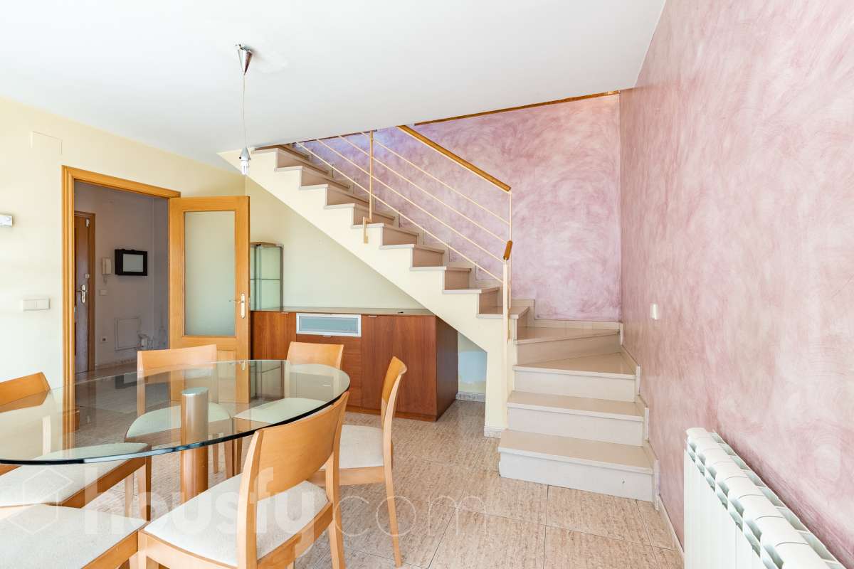 Housfy vende 🏡 espectacular ático dúplex con dos terrazas, párking y tarstero el cuál consta de 116 m2 útiles (verificados con la Dirección General de Catastro). En un edificio construido en el año 2002. Distribución de estancias En la primera planta tenemos un magnífico y soleado salón-comedor, con balcón Francés y orientación sur. Junto a él, una cocina enorme también exterior. Pasando por el pasillo, encontramos 3 habitaciones medianas, todas exteriores y un baño completo. En la segunda planta tenemos una buhardilla enorme que sirve las veces de sala de estar como de almacenamiento, con una habitación doble con baño en suite y vestidor y altillo incorporados, y salida a las dos espectaculares terrazas, para gozar orientación este y oeste, barbacoa de obra y otras facilidades. El inmueble cuenta con ventanas de doble vidrio, toldos, suelos de parquet y calefacción en todas las estancias, además de aire acondicionado. Incluye una plaza de párking y trastero. Características específicas - 2 baños -Ascensor -Aire acondicionado -Amueblado -Calefacción -Domótica -Balcón -Terraza Zona y entorno Respecto a la ubicación, se sitúa en La Grípia, barrio de Terrassa. Esta zona es conocida por ser una de las más renovadas de Terrassa, un barrio residencial con excelente conexión al centro de Terrassa con diversas líneas de buses y la estación de tren Terrassa Est a menos de 5 minutos a pie. Múltiples servicios básicos como supermercados, farmacias, colegios... Aviso legal El precio de venta no incluye gastos de la compraventa como notaría, registro, impuestos, ni tampoco honorarios agencia. Esta publicación no es vinculante. Consulta siempre la nota simple con Housfy antes de formalizar la compraventa. Sobre nosotros Housfy es la plataforma integral de servicios inmobiliarios. Nuestra combinación de expertos y tecnología pone al alcance de todo el mundo servicios cómodos, claros y seguros. AICAT número: 7922. Nos encargamos de la gestión y asesoramiento de la compra. ¡Olvídate de todo! Hacemos los trámites por ti. Y, si además necesitas financiación, ponemos a tu disposición un bróker hipotecario para ayudarte a conseguir las mejores condiciones para tu perfil económico. ¿Quieres visitarla? Contacta con Housfy y agenda tu visita sin compromiso. Más información en: housfy.com En cumplimiento de la Ley 8/2026 en Cataluña, el certificado de presencia o ausencia de amianto se encuentra en proceso de tramitación.-8