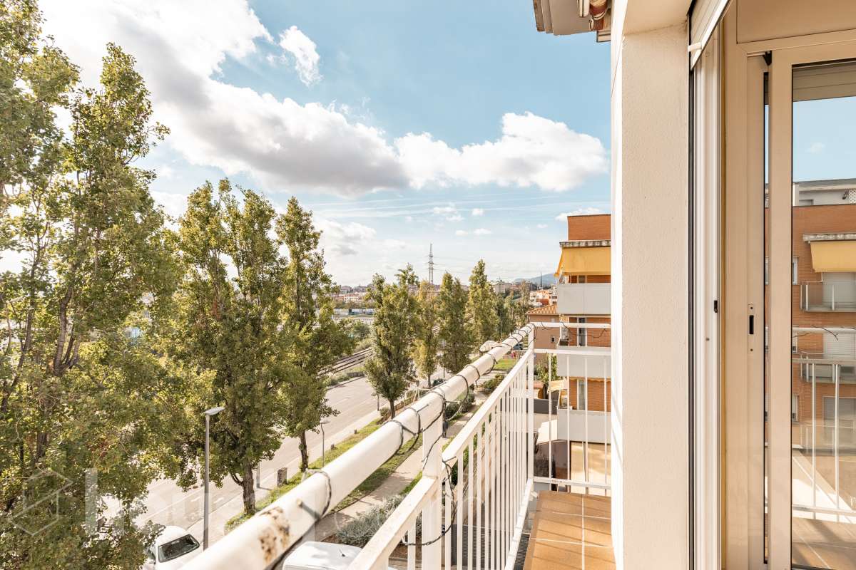 Housfy vende 🏡 espectacular ático dúplex con dos terrazas, párking y tarstero el cuál consta de 116 m2 útiles (verificados con la Dirección General de Catastro). En un edificio construido en el año 2002. Distribución de estancias En la primera planta tenemos un magnífico y soleado salón-comedor, con balcón Francés y orientación sur. Junto a él, una cocina enorme también exterior. Pasando por el pasillo, encontramos 3 habitaciones medianas, todas exteriores y un baño completo. En la segunda planta tenemos una buhardilla enorme que sirve las veces de sala de estar como de almacenamiento, con una habitación doble con baño en suite y vestidor y altillo incorporados, y salida a las dos espectaculares terrazas, para gozar orientación este y oeste, barbacoa de obra y otras facilidades. El inmueble cuenta con ventanas de doble vidrio, toldos, suelos de parquet y calefacción en todas las estancias, además de aire acondicionado. Incluye una plaza de párking y trastero. Características específicas - 2 baños -Ascensor -Aire acondicionado -Amueblado -Calefacción -Domótica -Balcón -Terraza Zona y entorno Respecto a la ubicación, se sitúa en La Grípia, barrio de Terrassa. Esta zona es conocida por ser una de las más renovadas de Terrassa, un barrio residencial con excelente conexión al centro de Terrassa con diversas líneas de buses y la estación de tren Terrassa Est a menos de 5 minutos a pie. Múltiples servicios básicos como supermercados, farmacias, colegios... Aviso legal El precio de venta no incluye gastos de la compraventa como notaría, registro, impuestos, ni tampoco honorarios agencia. Esta publicación no es vinculante. Consulta siempre la nota simple con Housfy antes de formalizar la compraventa. Sobre nosotros Housfy es la plataforma integral de servicios inmobiliarios. Nuestra combinación de expertos y tecnología pone al alcance de todo el mundo servicios cómodos, claros y seguros. AICAT número: 7922. Nos encargamos de la gestión y asesoramiento de la compra. ¡Olvídate de todo! Hacemos los trámites por ti. Y, si además necesitas financiación, ponemos a tu disposición un bróker hipotecario para ayudarte a conseguir las mejores condiciones para tu perfil económico. ¿Quieres visitarla? Contacta con Housfy y agenda tu visita sin compromiso. Más información en: housfy.com En cumplimiento de la Ley 8/2026 en Cataluña, el certificado de presencia o ausencia de amianto se encuentra en proceso de tramitación.-36
