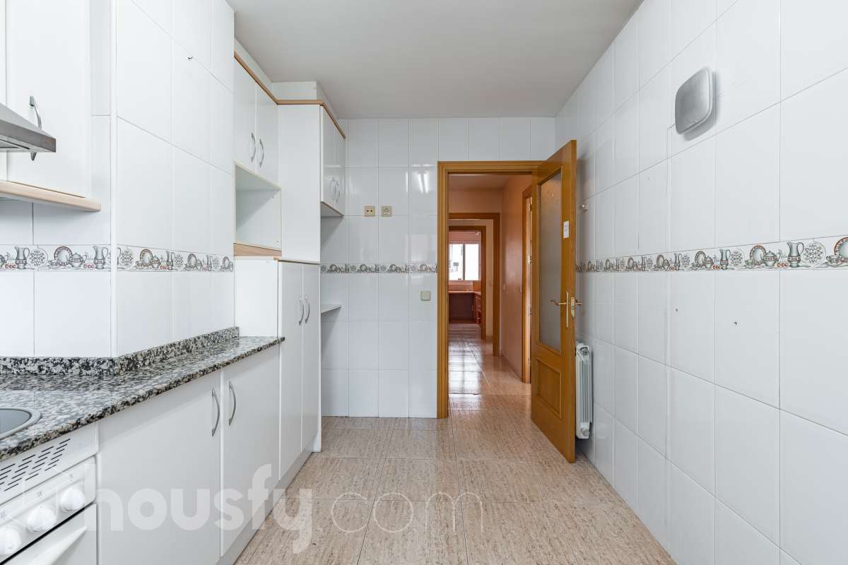 Housfy vende 🏡 espectacular ático dúplex con dos terrazas, párking y tarstero el cuál consta de 116 m2 útiles (verificados con la Dirección General de Catastro). En un edificio construido en el año 2002. Distribución de estancias En la primera planta tenemos un magnífico y soleado salón-comedor, con balcón Francés y orientación sur. Junto a él, una cocina enorme también exterior. Pasando por el pasillo, encontramos 3 habitaciones medianas, todas exteriores y un baño completo. En la segunda planta tenemos una buhardilla enorme que sirve las veces de sala de estar como de almacenamiento, con una habitación doble con baño en suite y vestidor y altillo incorporados, y salida a las dos espectaculares terrazas, para gozar orientación este y oeste, barbacoa de obra y otras facilidades. El inmueble cuenta con ventanas de doble vidrio, toldos, suelos de parquet y calefacción en todas las estancias, además de aire acondicionado. Incluye una plaza de párking y trastero. Características específicas - 2 baños -Ascensor -Aire acondicionado -Amueblado -Calefacción -Domótica -Balcón -Terraza Zona y entorno Respecto a la ubicación, se sitúa en La Grípia, barrio de Terrassa. Esta zona es conocida por ser una de las más renovadas de Terrassa, un barrio residencial con excelente conexión al centro de Terrassa con diversas líneas de buses y la estación de tren Terrassa Est a menos de 5 minutos a pie. Múltiples servicios básicos como supermercados, farmacias, colegios... Aviso legal El precio de venta no incluye gastos de la compraventa como notaría, registro, impuestos, ni tampoco honorarios agencia. Esta publicación no es vinculante. Consulta siempre la nota simple con Housfy antes de formalizar la compraventa. Sobre nosotros Housfy es la plataforma integral de servicios inmobiliarios. Nuestra combinación de expertos y tecnología pone al alcance de todo el mundo servicios cómodos, claros y seguros. AICAT número: 7922. Nos encargamos de la gestión y asesoramiento de la compra. ¡Olvídate de todo! Hacemos los trámites por ti. Y, si además necesitas financiación, ponemos a tu disposición un bróker hipotecario para ayudarte a conseguir las mejores condiciones para tu perfil económico. ¿Quieres visitarla? Contacta con Housfy y agenda tu visita sin compromiso. Más información en: housfy.com En cumplimiento de la Ley 8/2026 en Cataluña, el certificado de presencia o ausencia de amianto se encuentra en proceso de tramitación.-26