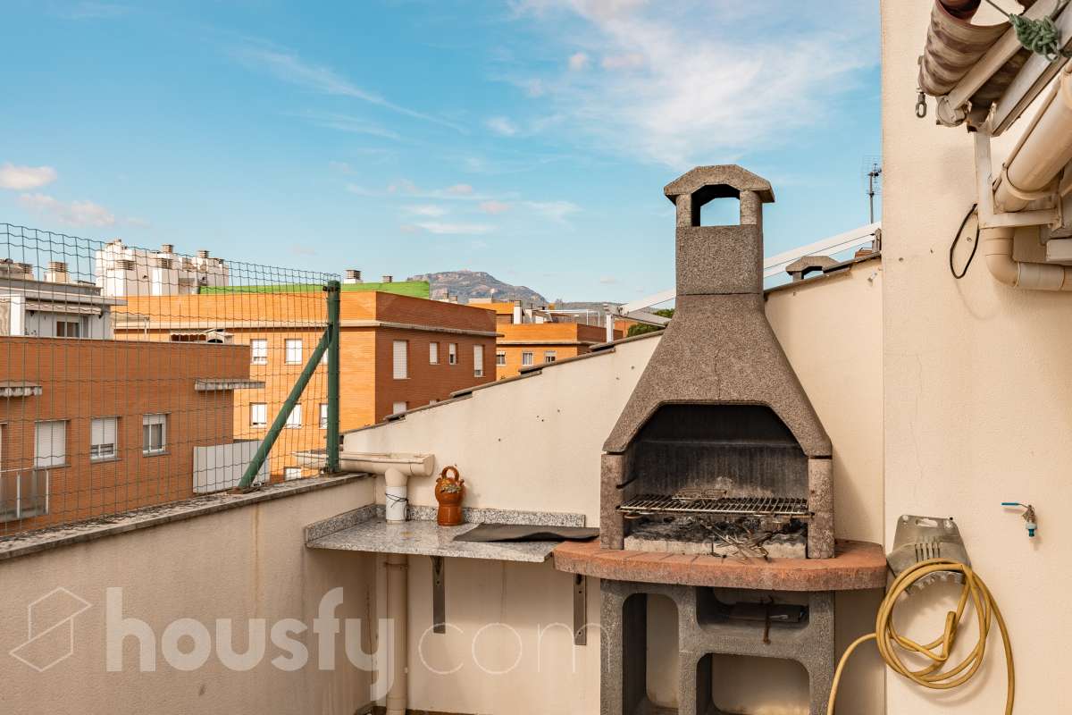 Housfy vende 🏡 espectacular ático dúplex con dos terrazas, párking y tarstero el cuál consta de 116 m2 útiles (verificados con la Dirección General de Catastro). En un edificio construido en el año 2002. Distribución de estancias En la primera planta tenemos un magnífico y soleado salón-comedor, con balcón Francés y orientación sur. Junto a él, una cocina enorme también exterior. Pasando por el pasillo, encontramos 3 habitaciones medianas, todas exteriores y un baño completo. En la segunda planta tenemos una buhardilla enorme que sirve las veces de sala de estar como de almacenamiento, con una habitación doble con baño en suite y vestidor y altillo incorporados, y salida a las dos espectaculares terrazas, para gozar orientación este y oeste, barbacoa de obra y otras facilidades. El inmueble cuenta con ventanas de doble vidrio, toldos, suelos de parquet y calefacción en todas las estancias, además de aire acondicionado. Incluye una plaza de párking y trastero. Características específicas - 2 baños -Ascensor -Aire acondicionado -Amueblado -Calefacción -Domótica -Balcón -Terraza Zona y entorno Respecto a la ubicación, se sitúa en La Grípia, barrio de Terrassa. Esta zona es conocida por ser una de las más renovadas de Terrassa, un barrio residencial con excelente conexión al centro de Terrassa con diversas líneas de buses y la estación de tren Terrassa Est a menos de 5 minutos a pie. Múltiples servicios básicos como supermercados, farmacias, colegios... Aviso legal El precio de venta no incluye gastos de la compraventa como notaría, registro, impuestos, ni tampoco honorarios agencia. Esta publicación no es vinculante. Consulta siempre la nota simple con Housfy antes de formalizar la compraventa. Sobre nosotros Housfy es la plataforma integral de servicios inmobiliarios. Nuestra combinación de expertos y tecnología pone al alcance de todo el mundo servicios cómodos, claros y seguros. AICAT número: 7922. Nos encargamos de la gestión y asesoramiento de la compra. ¡Olvídate de todo! Hacemos los trámites por ti. Y, si además necesitas financiación, ponemos a tu disposición un bróker hipotecario para ayudarte a conseguir las mejores condiciones para tu perfil económico. ¿Quieres visitarla? Contacta con Housfy y agenda tu visita sin compromiso. Más información en: housfy.com En cumplimiento de la Ley 8/2026 en Cataluña, el certificado de presencia o ausencia de amianto se encuentra en proceso de tramitación.-38