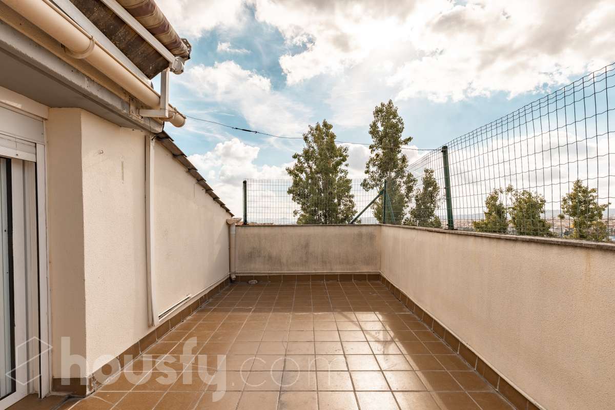Housfy vende 🏡 espectacular ático dúplex con dos terrazas, párking y tarstero el cuál consta de 116 m2 útiles (verificados con la Dirección General de Catastro). En un edificio construido en el año 2002. Distribución de estancias En la primera planta tenemos un magnífico y soleado salón-comedor, con balcón Francés y orientación sur. Junto a él, una cocina enorme también exterior. Pasando por el pasillo, encontramos 3 habitaciones medianas, todas exteriores y un baño completo. En la segunda planta tenemos una buhardilla enorme que sirve las veces de sala de estar como de almacenamiento, con una habitación doble con baño en suite y vestidor y altillo incorporados, y salida a las dos espectaculares terrazas, para gozar orientación este y oeste, barbacoa de obra y otras facilidades. El inmueble cuenta con ventanas de doble vidrio, toldos, suelos de parquet y calefacción en todas las estancias, además de aire acondicionado. Incluye una plaza de párking y trastero. Características específicas - 2 baños -Ascensor -Aire acondicionado -Amueblado -Calefacción -Domótica -Balcón -Terraza Zona y entorno Respecto a la ubicación, se sitúa en La Grípia, barrio de Terrassa. Esta zona es conocida por ser una de las más renovadas de Terrassa, un barrio residencial con excelente conexión al centro de Terrassa con diversas líneas de buses y la estación de tren Terrassa Est a menos de 5 minutos a pie. Múltiples servicios básicos como supermercados, farmacias, colegios... Aviso legal El precio de venta no incluye gastos de la compraventa como notaría, registro, impuestos, ni tampoco honorarios agencia. Esta publicación no es vinculante. Consulta siempre la nota simple con Housfy antes de formalizar la compraventa. Sobre nosotros Housfy es la plataforma integral de servicios inmobiliarios. Nuestra combinación de expertos y tecnología pone al alcance de todo el mundo servicios cómodos, claros y seguros. AICAT número: 7922. Nos encargamos de la gestión y asesoramiento de la compra. ¡Olvídate de todo! Hacemos los trámites por ti. Y, si además necesitas financiación, ponemos a tu disposición un bróker hipotecario para ayudarte a conseguir las mejores condiciones para tu perfil económico. ¿Quieres visitarla? Contacta con Housfy y agenda tu visita sin compromiso. Más información en: housfy.com En cumplimiento de la Ley 8/2026 en Cataluña, el certificado de presencia o ausencia de amianto se encuentra en proceso de tramitación.-37