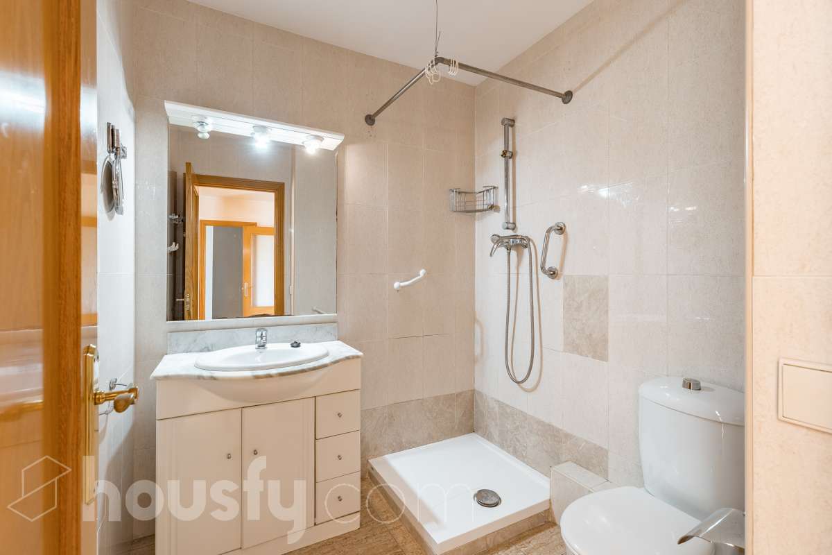 Housfy vende 🏡 espectacular ático dúplex con dos terrazas, párking y tarstero el cuál consta de 116 m2 útiles (verificados con la Dirección General de Catastro). En un edificio construido en el año 2002. Distribución de estancias En la primera planta tenemos un magnífico y soleado salón-comedor, con balcón Francés y orientación sur. Junto a él, una cocina enorme también exterior. Pasando por el pasillo, encontramos 3 habitaciones medianas, todas exteriores y un baño completo. En la segunda planta tenemos una buhardilla enorme que sirve las veces de sala de estar como de almacenamiento, con una habitación doble con baño en suite y vestidor y altillo incorporados, y salida a las dos espectaculares terrazas, para gozar orientación este y oeste, barbacoa de obra y otras facilidades. El inmueble cuenta con ventanas de doble vidrio, toldos, suelos de parquet y calefacción en todas las estancias, además de aire acondicionado. Incluye una plaza de párking y trastero. Características específicas - 2 baños -Ascensor -Aire acondicionado -Amueblado -Calefacción -Domótica -Balcón -Terraza Zona y entorno Respecto a la ubicación, se sitúa en La Grípia, barrio de Terrassa. Esta zona es conocida por ser una de las más renovadas de Terrassa, un barrio residencial con excelente conexión al centro de Terrassa con diversas líneas de buses y la estación de tren Terrassa Est a menos de 5 minutos a pie. Múltiples servicios básicos como supermercados, farmacias, colegios... Aviso legal El precio de venta no incluye gastos de la compraventa como notaría, registro, impuestos, ni tampoco honorarios agencia. Esta publicación no es vinculante. Consulta siempre la nota simple con Housfy antes de formalizar la compraventa. Sobre nosotros Housfy es la plataforma integral de servicios inmobiliarios. Nuestra combinación de expertos y tecnología pone al alcance de todo el mundo servicios cómodos, claros y seguros. AICAT número: 7922. Nos encargamos de la gestión y asesoramiento de la compra. ¡Olvídate de todo! Hacemos los trámites por ti. Y, si además necesitas financiación, ponemos a tu disposición un bróker hipotecario para ayudarte a conseguir las mejores condiciones para tu perfil económico. ¿Quieres visitarla? Contacta con Housfy y agenda tu visita sin compromiso. Más información en: housfy.com En cumplimiento de la Ley 8/2026 en Cataluña, el certificado de presencia o ausencia de amianto se encuentra en proceso de tramitación.-29