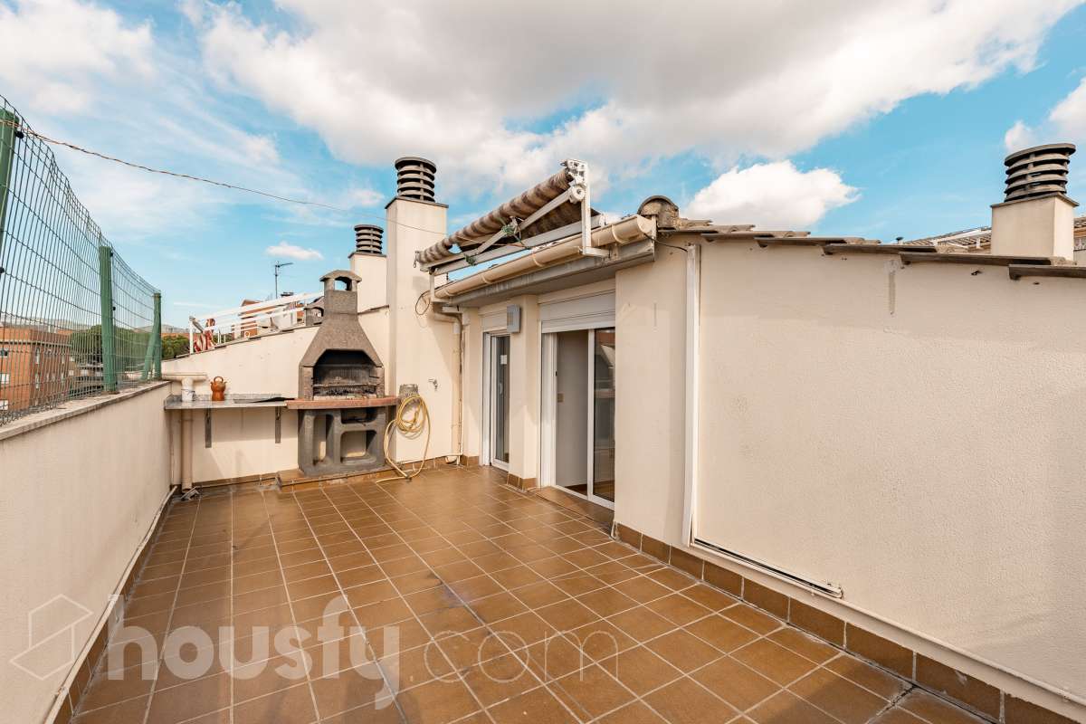 Housfy vende 🏡 espectacular ático dúplex con dos terrazas, párking y tarstero el cuál consta de 116 m2 útiles (verificados con la Dirección General de Catastro). En un edificio construido en el año 2002. Distribución de estancias En la primera planta tenemos un magnífico y soleado salón-comedor, con balcón Francés y orientación sur. Junto a él, una cocina enorme también exterior. Pasando por el pasillo, encontramos 3 habitaciones medianas, todas exteriores y un baño completo. En la segunda planta tenemos una buhardilla enorme que sirve las veces de sala de estar como de almacenamiento, con una habitación doble con baño en suite y vestidor y altillo incorporados, y salida a las dos espectaculares terrazas, para gozar orientación este y oeste, barbacoa de obra y otras facilidades. El inmueble cuenta con ventanas de doble vidrio, toldos, suelos de parquet y calefacción en todas las estancias, además de aire acondicionado. Incluye una plaza de párking y trastero. Características específicas - 2 baños -Ascensor -Aire acondicionado -Amueblado -Calefacción -Domótica -Balcón -Terraza Zona y entorno Respecto a la ubicación, se sitúa en La Grípia, barrio de Terrassa. Esta zona es conocida por ser una de las más renovadas de Terrassa, un barrio residencial con excelente conexión al centro de Terrassa con diversas líneas de buses y la estación de tren Terrassa Est a menos de 5 minutos a pie. Múltiples servicios básicos como supermercados, farmacias, colegios... Aviso legal El precio de venta no incluye gastos de la compraventa como notaría, registro, impuestos, ni tampoco honorarios agencia. Esta publicación no es vinculante. Consulta siempre la nota simple con Housfy antes de formalizar la compraventa. Sobre nosotros Housfy es la plataforma integral de servicios inmobiliarios. Nuestra combinación de expertos y tecnología pone al alcance de todo el mundo servicios cómodos, claros y seguros. AICAT número: 7922. Nos encargamos de la gestión y asesoramiento de la compra. ¡Olvídate de todo! Hacemos los trámites por ti. Y, si además necesitas financiación, ponemos a tu disposición un bróker hipotecario para ayudarte a conseguir las mejores condiciones para tu perfil económico. ¿Quieres visitarla? Contacta con Housfy y agenda tu visita sin compromiso. Más información en: housfy.com En cumplimiento de la Ley 8/2026 en Cataluña, el certificado de presencia o ausencia de amianto se encuentra en proceso de tramitación.-33