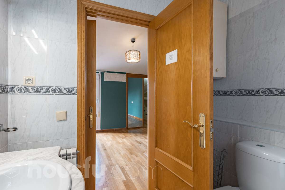 Housfy vende 🏡 espectacular ático dúplex con dos terrazas, párking y tarstero el cuál consta de 116 m2 útiles (verificados con la Dirección General de Catastro). En un edificio construido en el año 2002. Distribución de estancias En la primera planta tenemos un magnífico y soleado salón-comedor, con balcón Francés y orientación sur. Junto a él, una cocina enorme también exterior. Pasando por el pasillo, encontramos 3 habitaciones medianas, todas exteriores y un baño completo. En la segunda planta tenemos una buhardilla enorme que sirve las veces de sala de estar como de almacenamiento, con una habitación doble con baño en suite y vestidor y altillo incorporados, y salida a las dos espectaculares terrazas, para gozar orientación este y oeste, barbacoa de obra y otras facilidades. El inmueble cuenta con ventanas de doble vidrio, toldos, suelos de parquet y calefacción en todas las estancias, además de aire acondicionado. Incluye una plaza de párking y trastero. Características específicas - 2 baños -Ascensor -Aire acondicionado -Amueblado -Calefacción -Domótica -Balcón -Terraza Zona y entorno Respecto a la ubicación, se sitúa en La Grípia, barrio de Terrassa. Esta zona es conocida por ser una de las más renovadas de Terrassa, un barrio residencial con excelente conexión al centro de Terrassa con diversas líneas de buses y la estación de tren Terrassa Est a menos de 5 minutos a pie. Múltiples servicios básicos como supermercados, farmacias, colegios... Aviso legal El precio de venta no incluye gastos de la compraventa como notaría, registro, impuestos, ni tampoco honorarios agencia. Esta publicación no es vinculante. Consulta siempre la nota simple con Housfy antes de formalizar la compraventa. Sobre nosotros Housfy es la plataforma integral de servicios inmobiliarios. Nuestra combinación de expertos y tecnología pone al alcance de todo el mundo servicios cómodos, claros y seguros. AICAT número: 7922. Nos encargamos de la gestión y asesoramiento de la compra. ¡Olvídate de todo! Hacemos los trámites por ti. Y, si además necesitas financiación, ponemos a tu disposición un bróker hipotecario para ayudarte a conseguir las mejores condiciones para tu perfil económico. ¿Quieres visitarla? Contacta con Housfy y agenda tu visita sin compromiso. Más información en: housfy.com En cumplimiento de la Ley 8/2026 en Cataluña, el certificado de presencia o ausencia de amianto se encuentra en proceso de tramitación.-32