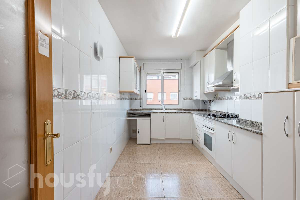 Housfy vende 🏡 espectacular ático dúplex con dos terrazas, párking y tarstero el cuál consta de 116 m2 útiles (verificados con la Dirección General de Catastro). En un edificio construido en el año 2002. Distribución de estancias En la primera planta tenemos un magnífico y soleado salón-comedor, con balcón Francés y orientación sur. Junto a él, una cocina enorme también exterior. Pasando por el pasillo, encontramos 3 habitaciones medianas, todas exteriores y un baño completo. En la segunda planta tenemos una buhardilla enorme que sirve las veces de sala de estar como de almacenamiento, con una habitación doble con baño en suite y vestidor y altillo incorporados, y salida a las dos espectaculares terrazas, para gozar orientación este y oeste, barbacoa de obra y otras facilidades. El inmueble cuenta con ventanas de doble vidrio, toldos, suelos de parquet y calefacción en todas las estancias, además de aire acondicionado. Incluye una plaza de párking y trastero. Características específicas - 2 baños -Ascensor -Aire acondicionado -Amueblado -Calefacción -Domótica -Balcón -Terraza Zona y entorno Respecto a la ubicación, se sitúa en La Grípia, barrio de Terrassa. Esta zona es conocida por ser una de las más renovadas de Terrassa, un barrio residencial con excelente conexión al centro de Terrassa con diversas líneas de buses y la estación de tren Terrassa Est a menos de 5 minutos a pie. Múltiples servicios básicos como supermercados, farmacias, colegios... Aviso legal El precio de venta no incluye gastos de la compraventa como notaría, registro, impuestos, ni tampoco honorarios agencia. Esta publicación no es vinculante. Consulta siempre la nota simple con Housfy antes de formalizar la compraventa. Sobre nosotros Housfy es la plataforma integral de servicios inmobiliarios. Nuestra combinación de expertos y tecnología pone al alcance de todo el mundo servicios cómodos, claros y seguros. AICAT número: 7922. Nos encargamos de la gestión y asesoramiento de la compra. ¡Olvídate de todo! Hacemos los trámites por ti. Y, si además necesitas financiación, ponemos a tu disposición un bróker hipotecario para ayudarte a conseguir las mejores condiciones para tu perfil económico. ¿Quieres visitarla? Contacta con Housfy y agenda tu visita sin compromiso. Más información en: housfy.com En cumplimiento de la Ley 8/2026 en Cataluña, el certificado de presencia o ausencia de amianto se encuentra en proceso de tramitación.-22