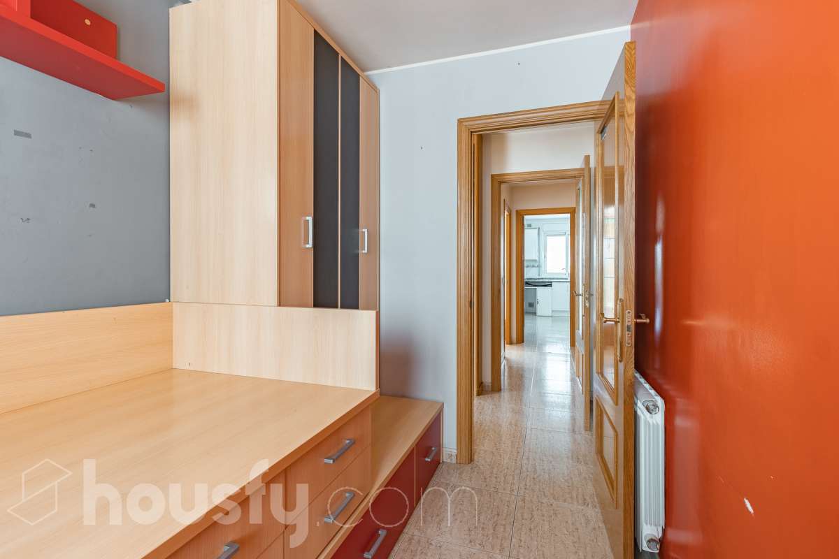 Housfy vende 🏡 espectacular ático dúplex con dos terrazas, párking y tarstero el cuál consta de 116 m2 útiles (verificados con la Dirección General de Catastro). En un edificio construido en el año 2002. Distribución de estancias En la primera planta tenemos un magnífico y soleado salón-comedor, con balcón Francés y orientación sur. Junto a él, una cocina enorme también exterior. Pasando por el pasillo, encontramos 3 habitaciones medianas, todas exteriores y un baño completo. En la segunda planta tenemos una buhardilla enorme que sirve las veces de sala de estar como de almacenamiento, con una habitación doble con baño en suite y vestidor y altillo incorporados, y salida a las dos espectaculares terrazas, para gozar orientación este y oeste, barbacoa de obra y otras facilidades. El inmueble cuenta con ventanas de doble vidrio, toldos, suelos de parquet y calefacción en todas las estancias, además de aire acondicionado. Incluye una plaza de párking y trastero. Características específicas - 2 baños -Ascensor -Aire acondicionado -Amueblado -Calefacción -Domótica -Balcón -Terraza Zona y entorno Respecto a la ubicación, se sitúa en La Grípia, barrio de Terrassa. Esta zona es conocida por ser una de las más renovadas de Terrassa, un barrio residencial con excelente conexión al centro de Terrassa con diversas líneas de buses y la estación de tren Terrassa Est a menos de 5 minutos a pie. Múltiples servicios básicos como supermercados, farmacias, colegios... Aviso legal El precio de venta no incluye gastos de la compraventa como notaría, registro, impuestos, ni tampoco honorarios agencia. Esta publicación no es vinculante. Consulta siempre la nota simple con Housfy antes de formalizar la compraventa. Sobre nosotros Housfy es la plataforma integral de servicios inmobiliarios. Nuestra combinación de expertos y tecnología pone al alcance de todo el mundo servicios cómodos, claros y seguros. AICAT número: 7922. Nos encargamos de la gestión y asesoramiento de la compra. ¡Olvídate de todo! Hacemos los trámites por ti. Y, si además necesitas financiación, ponemos a tu disposición un bróker hipotecario para ayudarte a conseguir las mejores condiciones para tu perfil económico. ¿Quieres visitarla? Contacta con Housfy y agenda tu visita sin compromiso. Más información en: housfy.com En cumplimiento de la Ley 8/2026 en Cataluña, el certificado de presencia o ausencia de amianto se encuentra en proceso de tramitación.-16