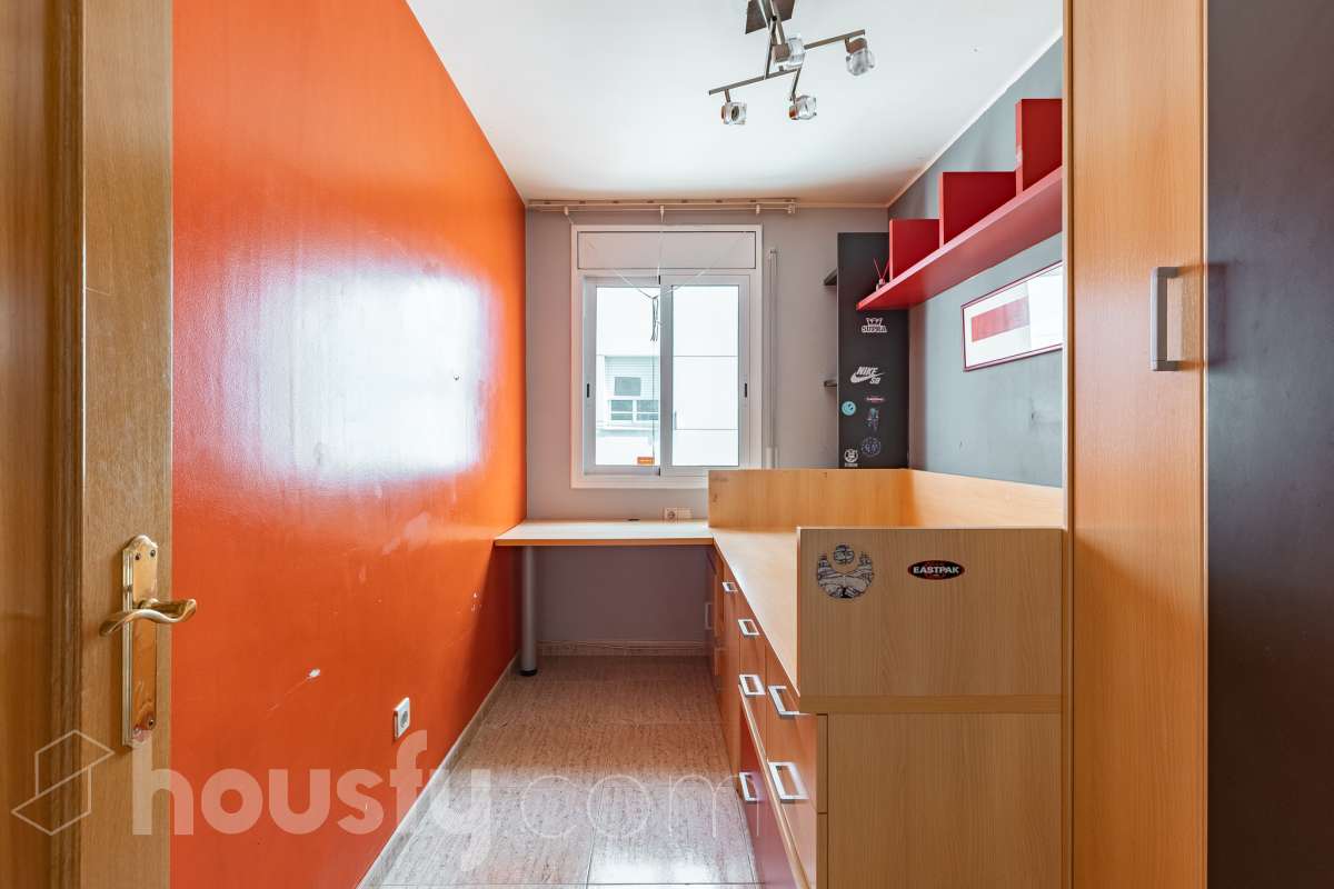 Housfy vende 🏡 espectacular ático dúplex con dos terrazas, párking y tarstero el cuál consta de 116 m2 útiles (verificados con la Dirección General de Catastro). En un edificio construido en el año 2002. Distribución de estancias En la primera planta tenemos un magnífico y soleado salón-comedor, con balcón Francés y orientación sur. Junto a él, una cocina enorme también exterior. Pasando por el pasillo, encontramos 3 habitaciones medianas, todas exteriores y un baño completo. En la segunda planta tenemos una buhardilla enorme que sirve las veces de sala de estar como de almacenamiento, con una habitación doble con baño en suite y vestidor y altillo incorporados, y salida a las dos espectaculares terrazas, para gozar orientación este y oeste, barbacoa de obra y otras facilidades. El inmueble cuenta con ventanas de doble vidrio, toldos, suelos de parquet y calefacción en todas las estancias, además de aire acondicionado. Incluye una plaza de párking y trastero. Características específicas - 2 baños -Ascensor -Aire acondicionado -Amueblado -Calefacción -Domótica -Balcón -Terraza Zona y entorno Respecto a la ubicación, se sitúa en La Grípia, barrio de Terrassa. Esta zona es conocida por ser una de las más renovadas de Terrassa, un barrio residencial con excelente conexión al centro de Terrassa con diversas líneas de buses y la estación de tren Terrassa Est a menos de 5 minutos a pie. Múltiples servicios básicos como supermercados, farmacias, colegios... Aviso legal El precio de venta no incluye gastos de la compraventa como notaría, registro, impuestos, ni tampoco honorarios agencia. Esta publicación no es vinculante. Consulta siempre la nota simple con Housfy antes de formalizar la compraventa. Sobre nosotros Housfy es la plataforma integral de servicios inmobiliarios. Nuestra combinación de expertos y tecnología pone al alcance de todo el mundo servicios cómodos, claros y seguros. AICAT número: 7922. Nos encargamos de la gestión y asesoramiento de la compra. ¡Olvídate de todo! Hacemos los trámites por ti. Y, si además necesitas financiación, ponemos a tu disposición un bróker hipotecario para ayudarte a conseguir las mejores condiciones para tu perfil económico. ¿Quieres visitarla? Contacta con Housfy y agenda tu visita sin compromiso. Más información en: housfy.com En cumplimiento de la Ley 8/2026 en Cataluña, el certificado de presencia o ausencia de amianto se encuentra en proceso de tramitación.-14