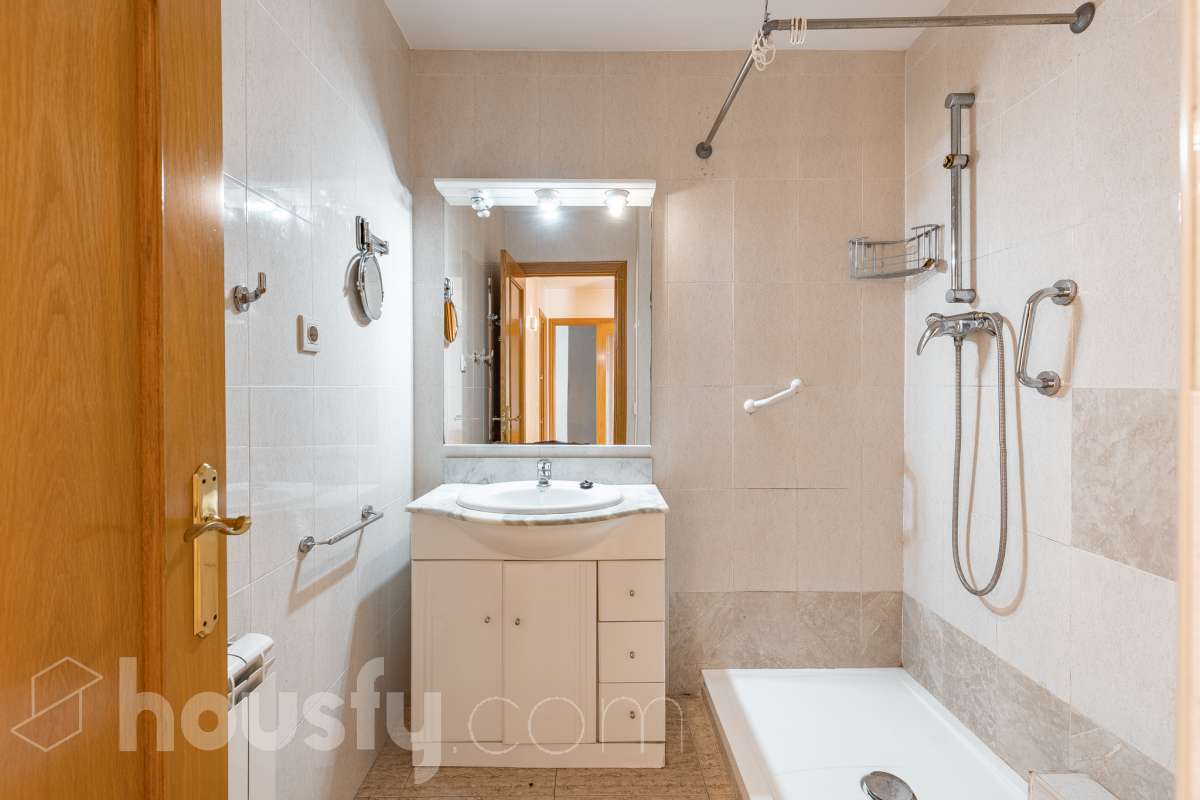 Housfy vende 🏡 espectacular ático dúplex con dos terrazas, párking y tarstero el cuál consta de 116 m2 útiles (verificados con la Dirección General de Catastro). En un edificio construido en el año 2002. Distribución de estancias En la primera planta tenemos un magnífico y soleado salón-comedor, con balcón Francés y orientación sur. Junto a él, una cocina enorme también exterior. Pasando por el pasillo, encontramos 3 habitaciones medianas, todas exteriores y un baño completo. En la segunda planta tenemos una buhardilla enorme que sirve las veces de sala de estar como de almacenamiento, con una habitación doble con baño en suite y vestidor y altillo incorporados, y salida a las dos espectaculares terrazas, para gozar orientación este y oeste, barbacoa de obra y otras facilidades. El inmueble cuenta con ventanas de doble vidrio, toldos, suelos de parquet y calefacción en todas las estancias, además de aire acondicionado. Incluye una plaza de párking y trastero. Características específicas - 2 baños -Ascensor -Aire acondicionado -Amueblado -Calefacción -Domótica -Balcón -Terraza Zona y entorno Respecto a la ubicación, se sitúa en La Grípia, barrio de Terrassa. Esta zona es conocida por ser una de las más renovadas de Terrassa, un barrio residencial con excelente conexión al centro de Terrassa con diversas líneas de buses y la estación de tren Terrassa Est a menos de 5 minutos a pie. Múltiples servicios básicos como supermercados, farmacias, colegios... Aviso legal El precio de venta no incluye gastos de la compraventa como notaría, registro, impuestos, ni tampoco honorarios agencia. Esta publicación no es vinculante. Consulta siempre la nota simple con Housfy antes de formalizar la compraventa. Sobre nosotros Housfy es la plataforma integral de servicios inmobiliarios. Nuestra combinación de expertos y tecnología pone al alcance de todo el mundo servicios cómodos, claros y seguros. AICAT número: 7922. Nos encargamos de la gestión y asesoramiento de la compra. ¡Olvídate de todo! Hacemos los trámites por ti. Y, si además necesitas financiación, ponemos a tu disposición un bróker hipotecario para ayudarte a conseguir las mejores condiciones para tu perfil económico. ¿Quieres visitarla? Contacta con Housfy y agenda tu visita sin compromiso. Más información en: housfy.com En cumplimiento de la Ley 8/2026 en Cataluña, el certificado de presencia o ausencia de amianto se encuentra en proceso de tramitación.-28