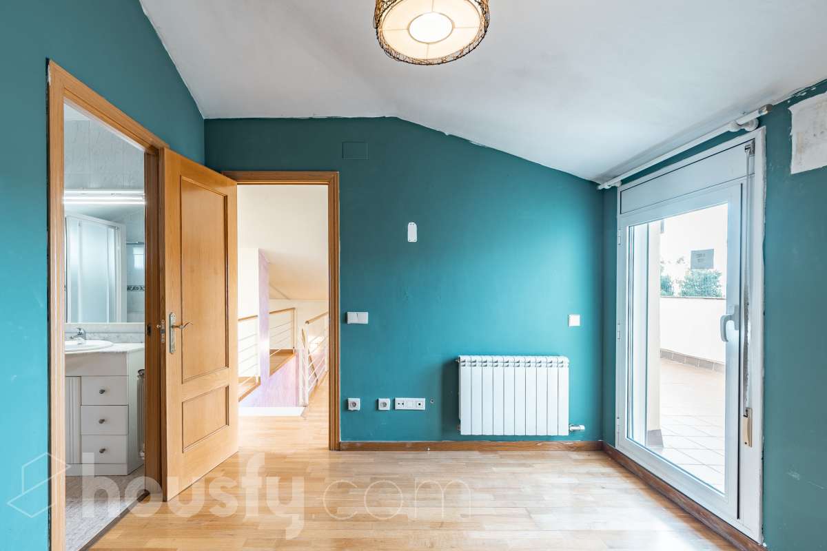 Housfy vende 🏡 espectacular ático dúplex con dos terrazas, párking y tarstero el cuál consta de 116 m2 útiles (verificados con la Dirección General de Catastro). En un edificio construido en el año 2002. Distribución de estancias En la primera planta tenemos un magnífico y soleado salón-comedor, con balcón Francés y orientación sur. Junto a él, una cocina enorme también exterior. Pasando por el pasillo, encontramos 3 habitaciones medianas, todas exteriores y un baño completo. En la segunda planta tenemos una buhardilla enorme que sirve las veces de sala de estar como de almacenamiento, con una habitación doble con baño en suite y vestidor y altillo incorporados, y salida a las dos espectaculares terrazas, para gozar orientación este y oeste, barbacoa de obra y otras facilidades. El inmueble cuenta con ventanas de doble vidrio, toldos, suelos de parquet y calefacción en todas las estancias, además de aire acondicionado. Incluye una plaza de párking y trastero. Características específicas - 2 baños -Ascensor -Aire acondicionado -Amueblado -Calefacción -Domótica -Balcón -Terraza Zona y entorno Respecto a la ubicación, se sitúa en La Grípia, barrio de Terrassa. Esta zona es conocida por ser una de las más renovadas de Terrassa, un barrio residencial con excelente conexión al centro de Terrassa con diversas líneas de buses y la estación de tren Terrassa Est a menos de 5 minutos a pie. Múltiples servicios básicos como supermercados, farmacias, colegios... Aviso legal El precio de venta no incluye gastos de la compraventa como notaría, registro, impuestos, ni tampoco honorarios agencia. Esta publicación no es vinculante. Consulta siempre la nota simple con Housfy antes de formalizar la compraventa. Sobre nosotros Housfy es la plataforma integral de servicios inmobiliarios. Nuestra combinación de expertos y tecnología pone al alcance de todo el mundo servicios cómodos, claros y seguros. AICAT número: 7922. Nos encargamos de la gestión y asesoramiento de la compra. ¡Olvídate de todo! Hacemos los trámites por ti. Y, si además necesitas financiación, ponemos a tu disposición un bróker hipotecario para ayudarte a conseguir las mejores condiciones para tu perfil económico. ¿Quieres visitarla? Contacta con Housfy y agenda tu visita sin compromiso. Más información en: housfy.com En cumplimiento de la Ley 8/2026 en Cataluña, el certificado de presencia o ausencia de amianto se encuentra en proceso de tramitación.-18
