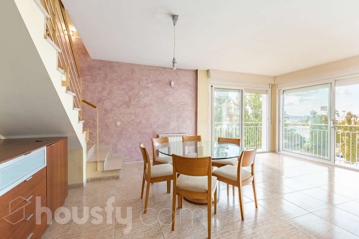 Housfy vende 🏡 espectacular ático dúplex con dos terrazas, párking y tarstero el cuál consta de 116 m2 útiles (verificados con la Dirección General de Catastro). En un edificio construido en el año 2002. Distribución de estancias En la primera planta tenemos un magnífico y soleado salón-comedor, con balcón Francés y orientación sur. Junto a él, una cocina enorme también exterior. Pasando por el pasillo, encontramos 3 habitaciones medianas, todas exteriores y un baño completo. En la segunda planta tenemos una buhardilla enorme que sirve las veces de sala de estar como de almacenamiento, con una habitación doble con baño en suite y vestidor y altillo incorporados, y salida a las dos espectaculares terrazas, para gozar orientación este y oeste, barbacoa de obra y otras facilidades. El inmueble cuenta con ventanas de doble vidrio, toldos, suelos de parquet y calefacción en todas las estancias, además de aire acondicionado. Incluye una plaza de párking y trastero. Características específicas - 2 baños -Ascensor -Aire acondicionado -Amueblado -Calefacción -Domótica -Balcón -Terraza Zona y entorno Respecto a la ubicación, se sitúa en La Grípia, barrio de Terrassa. Esta zona es conocida por ser una de las más renovadas de Terrassa, un barrio residencial con excelente conexión al centro de Terrassa con diversas líneas de buses y la estación de tren Terrassa Est a menos de 5 minutos a pie. Múltiples servicios básicos como supermercados, farmacias, colegios... Aviso legal El precio de venta no incluye gastos de la compraventa como notaría, registro, impuestos, ni tampoco honorarios agencia. Esta publicación no es vinculante. Consulta siempre la nota simple con Housfy antes de formalizar la compraventa. Sobre nosotros Housfy es la plataforma integral de servicios inmobiliarios. Nuestra combinación de expertos y tecnología pone al alcance de todo el mundo servicios cómodos, claros y seguros. AICAT número: 7922. Nos encargamos de la gestión y asesoramiento de la compra. ¡Olvídate de todo! Hacemos los trámites por ti. Y, si además necesitas financiación, ponemos a tu disposición un bróker hipotecario para ayudarte a conseguir las mejores condiciones para tu perfil económico. ¿Quieres visitarla? Contacta con Housfy y agenda tu visita sin compromiso. Más información en: housfy.com En cumplimiento de la Ley 8/2026 en Cataluña, el certificado de presencia o ausencia de amianto se encuentra en proceso de tramitación.-2
