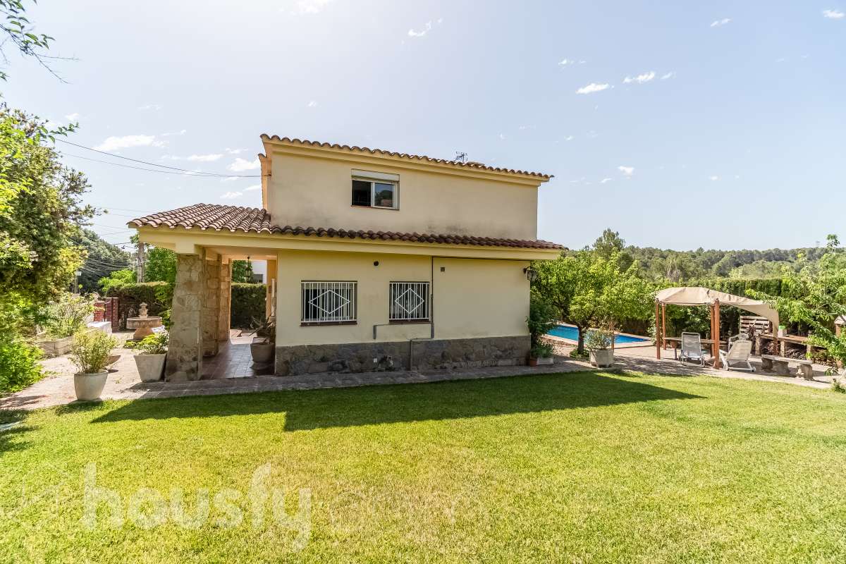 Casa en venta en Carrer de Juli Garreta, Esparreguera