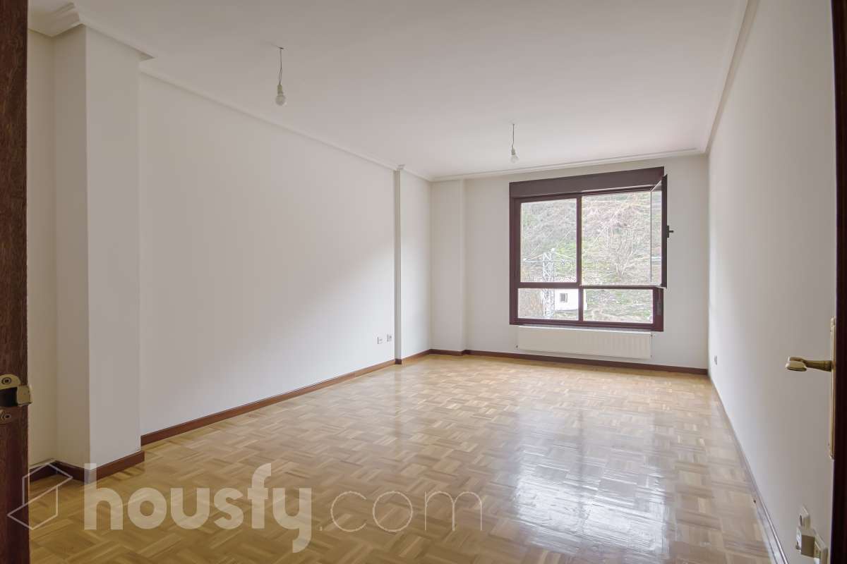 Piso en venta en Avenida de la Constitución, Aller