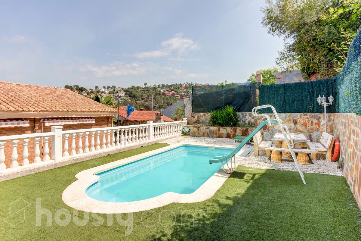 Casa en venta en Avinguda dels Païssos Catalans, Vallirana
