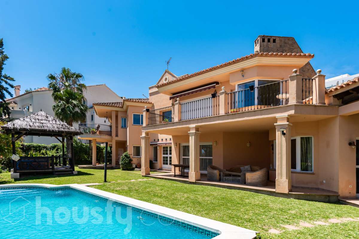 Casa en venta en Avenida Número 16 Urb. Hacienda las Chapas, Elviria-Cabopino, Marbella