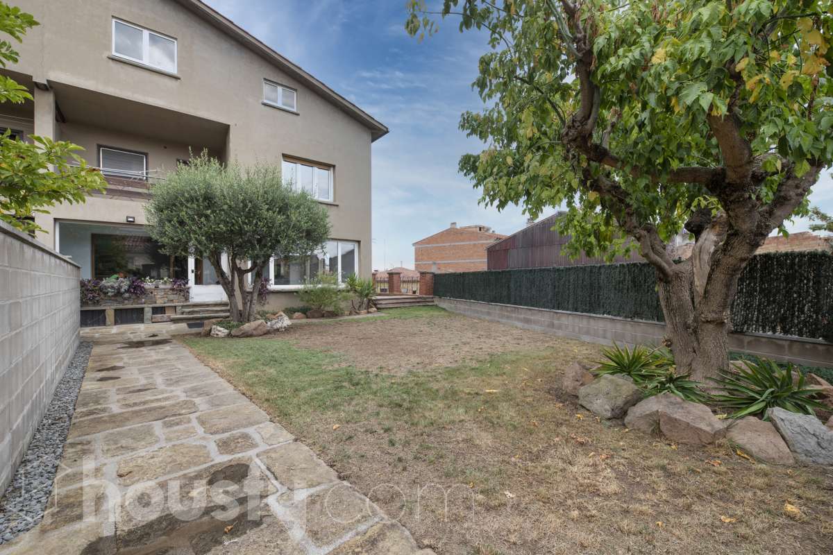 Casa en venta en CM ESCORIAL, ( C/ DE LES AGUDES Nº 1 B), Santa Clara-Caputxins-Hospital, Vic