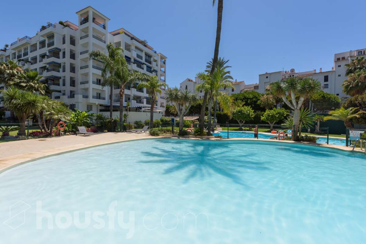 Piso en venta en Avenida José Banús, Nueva Andalucía, Marbella