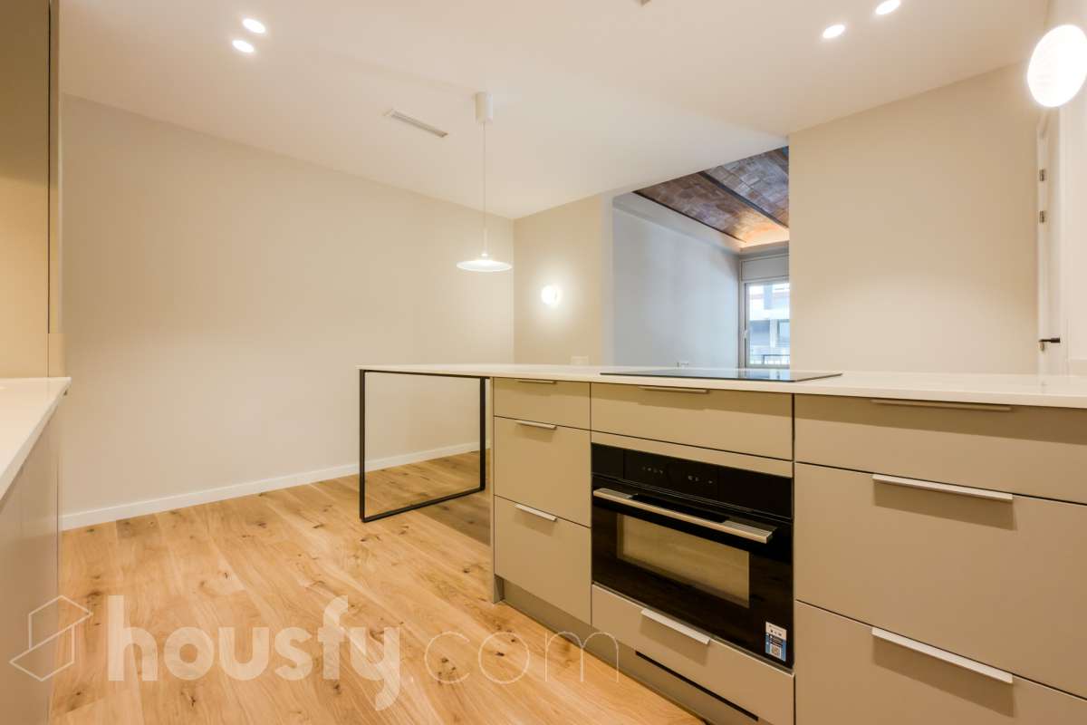 Housfy vende fabuloso piso en Sarrià-Sant Gervasi. Se vende piso en Sarrià-Sant Gervasi, Barcelona, perfecto para familias o parejas que busquen un lugar cómodo para su día a día. Construido en el año 1963, con vistas a la ciudad, en Sarrià-Sant Gervasi. Sus 144 m2 están perfectamente distribuidos, creando un espacio cómodo para el día a día. Características del inmueble: - Encantador piso reformado de 144 m2 en El Putxet i el Farró. (Los metros cuadrados están verificados con la Dirección General de Catastro) - La vivienda dispone de 3 habitaciones y 2 baños, muy bien acomodadas. - Agradable salón-comedor de 23m2 que es un lugar perfecto para descansar tras una jornada de trabajo, creando un precioso y único espacio. - Terraza de 19 m2. - Ascensor. - Balcón. - Exterior. - Aire acondicionado y calefacción. - Servicio de conserjería. - Con una cocina reformada con todo lo necesario. Respecto a la ubicación, se sitúa en Barcelona. Con todos los servicios que puedas necesitar para facilitar tus días en todo momento. No lo dudes más y contacta con nosotros para agendar una visita, conseguiremos la vivienda de tus sueños. El precio de venta no incluye gastos de la compraventa como notaría, registro, impuestos, ni tampoco honorarios agencia. Esta publicación no es vinculante. Consulta siempre la nota simple con Housfy antes de formalizar la compraventa. Sobre nosotros. Housfy es la plataforma integral de servicios inmobiliarios. Nuestra combinación de expertos y tecnología pone al alcance de todo el mundo servicios cómodos, claros y seguros. AICAT número: 7922. Nos encargamos de la gestión y asesoramiento de la compra. ¡Olvídate de todo! Hacemos los trámites por ti. Y, si además necesitas financiación, ponemos a tu disposición un bróker hipotecario para ayudarte a conseguir las mejores condiciones para tu perfil económico. ¿Tienes alguna duda? Pregúntanos sin compromiso o visítanos en housfy.com. Este anuncio contiene imágenes ilustrativas, con el objetivo de mostrar el potencial de la propiedad, y pueden diferir del resultado final. En cumplimiento de la Ley 8/2026 en Cataluña, el certificado de presencia o ausencia de amianto se encuentra en proceso de tramitación.-8