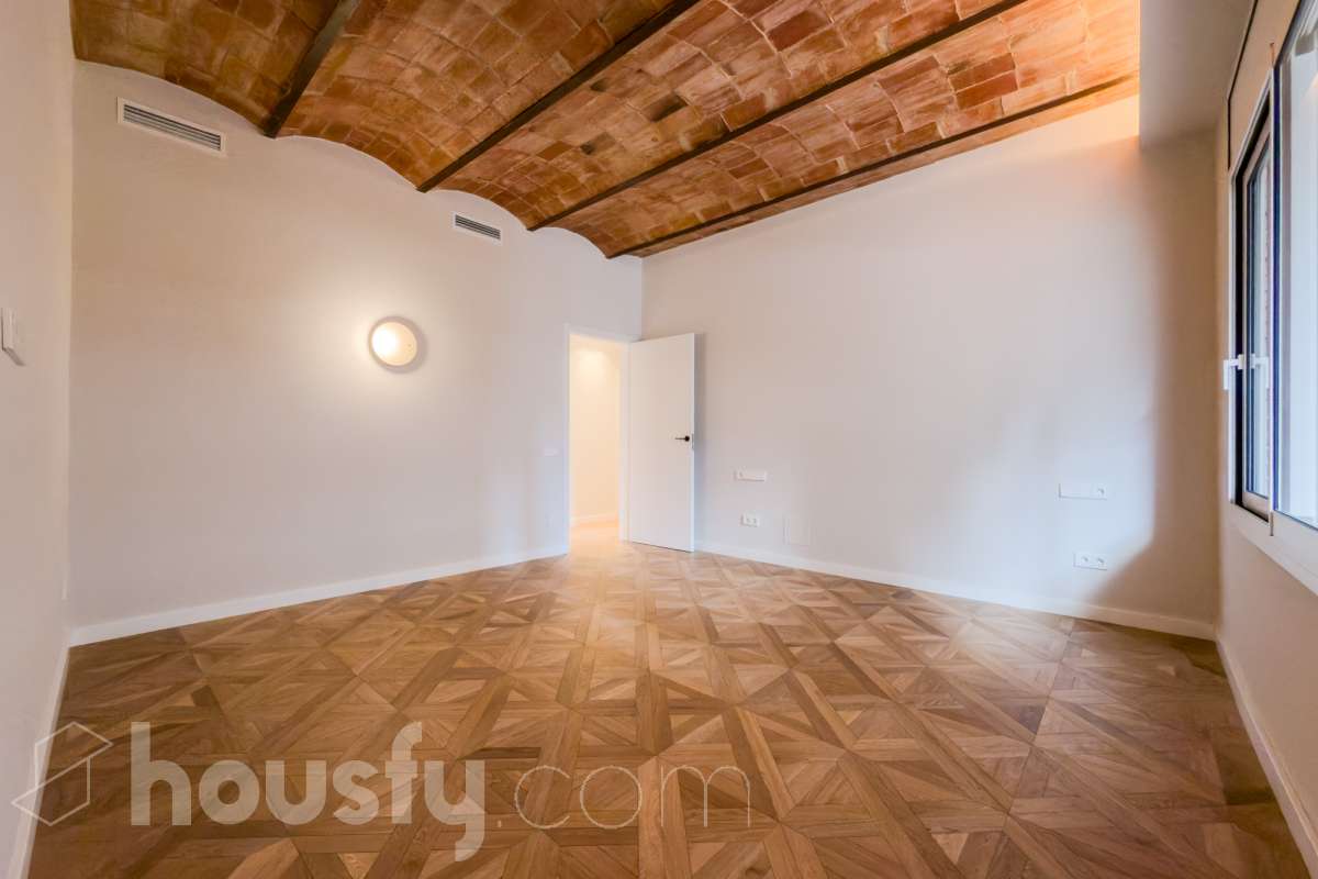 Housfy vende fabuloso piso en Sarrià-Sant Gervasi. Se vende piso en Sarrià-Sant Gervasi, Barcelona, perfecto para familias o parejas que busquen un lugar cómodo para su día a día. Construido en el año 1963, con vistas a la ciudad, en Sarrià-Sant Gervasi. Sus 144 m2 están perfectamente distribuidos, creando un espacio cómodo para el día a día. Características del inmueble: - Encantador piso reformado de 144 m2 en El Putxet i el Farró. (Los metros cuadrados están verificados con la Dirección General de Catastro) - La vivienda dispone de 3 habitaciones y 2 baños, muy bien acomodadas. - Agradable salón-comedor de 23m2 que es un lugar perfecto para descansar tras una jornada de trabajo, creando un precioso y único espacio. - Terraza de 19 m2. - Ascensor. - Balcón. - Exterior. - Aire acondicionado y calefacción. - Servicio de conserjería. - Con una cocina reformada con todo lo necesario. Respecto a la ubicación, se sitúa en Barcelona. Con todos los servicios que puedas necesitar para facilitar tus días en todo momento. No lo dudes más y contacta con nosotros para agendar una visita, conseguiremos la vivienda de tus sueños. El precio de venta no incluye gastos de la compraventa como notaría, registro, impuestos, ni tampoco honorarios agencia. Esta publicación no es vinculante. Consulta siempre la nota simple con Housfy antes de formalizar la compraventa. Sobre nosotros. Housfy es la plataforma integral de servicios inmobiliarios. Nuestra combinación de expertos y tecnología pone al alcance de todo el mundo servicios cómodos, claros y seguros. AICAT número: 7922. Nos encargamos de la gestión y asesoramiento de la compra. ¡Olvídate de todo! Hacemos los trámites por ti. Y, si además necesitas financiación, ponemos a tu disposición un bróker hipotecario para ayudarte a conseguir las mejores condiciones para tu perfil económico. ¿Tienes alguna duda? Pregúntanos sin compromiso o visítanos en housfy.com. Este anuncio contiene imágenes ilustrativas, con el objetivo de mostrar el potencial de la propiedad, y pueden diferir del resultado final. En cumplimiento de la Ley 8/2026 en Cataluña, el certificado de presencia o ausencia de amianto se encuentra en proceso de tramitación.-26
