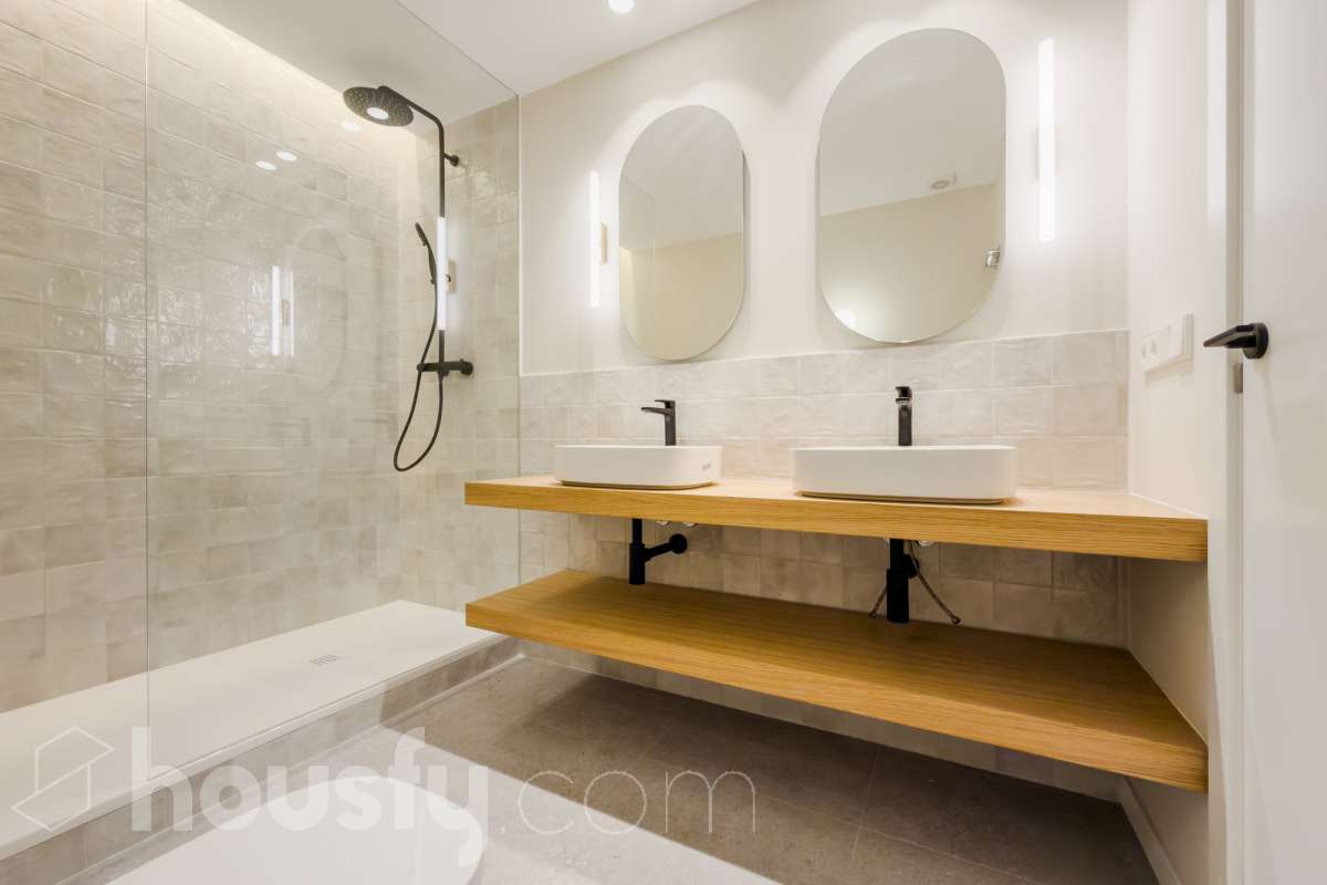 Housfy vende fabuloso piso en Sarrià-Sant Gervasi. Se vende piso en Sarrià-Sant Gervasi, Barcelona, perfecto para familias o parejas que busquen un lugar cómodo para su día a día. Construido en el año 1963, con vistas a la ciudad, en Sarrià-Sant Gervasi. Sus 144 m2 están perfectamente distribuidos, creando un espacio cómodo para el día a día. Características del inmueble: - Encantador piso reformado de 144 m2 en El Putxet i el Farró. (Los metros cuadrados están verificados con la Dirección General de Catastro) - La vivienda dispone de 3 habitaciones y 2 baños, muy bien acomodadas. - Agradable salón-comedor de 23m2 que es un lugar perfecto para descansar tras una jornada de trabajo, creando un precioso y único espacio. - Terraza de 19 m2. - Ascensor. - Balcón. - Exterior. - Aire acondicionado y calefacción. - Servicio de conserjería. - Con una cocina reformada con todo lo necesario. Respecto a la ubicación, se sitúa en Barcelona. Con todos los servicios que puedas necesitar para facilitar tus días en todo momento. No lo dudes más y contacta con nosotros para agendar una visita, conseguiremos la vivienda de tus sueños. El precio de venta no incluye gastos de la compraventa como notaría, registro, impuestos, ni tampoco honorarios agencia. Esta publicación no es vinculante. Consulta siempre la nota simple con Housfy antes de formalizar la compraventa. Sobre nosotros. Housfy es la plataforma integral de servicios inmobiliarios. Nuestra combinación de expertos y tecnología pone al alcance de todo el mundo servicios cómodos, claros y seguros. AICAT número: 7922. Nos encargamos de la gestión y asesoramiento de la compra. ¡Olvídate de todo! Hacemos los trámites por ti. Y, si además necesitas financiación, ponemos a tu disposición un bróker hipotecario para ayudarte a conseguir las mejores condiciones para tu perfil económico. ¿Tienes alguna duda? Pregúntanos sin compromiso o visítanos en housfy.com. Este anuncio contiene imágenes ilustrativas, con el objetivo de mostrar el potencial de la propiedad, y pueden diferir del resultado final. En cumplimiento de la Ley 8/2026 en Cataluña, el certificado de presencia o ausencia de amianto se encuentra en proceso de tramitación.-29