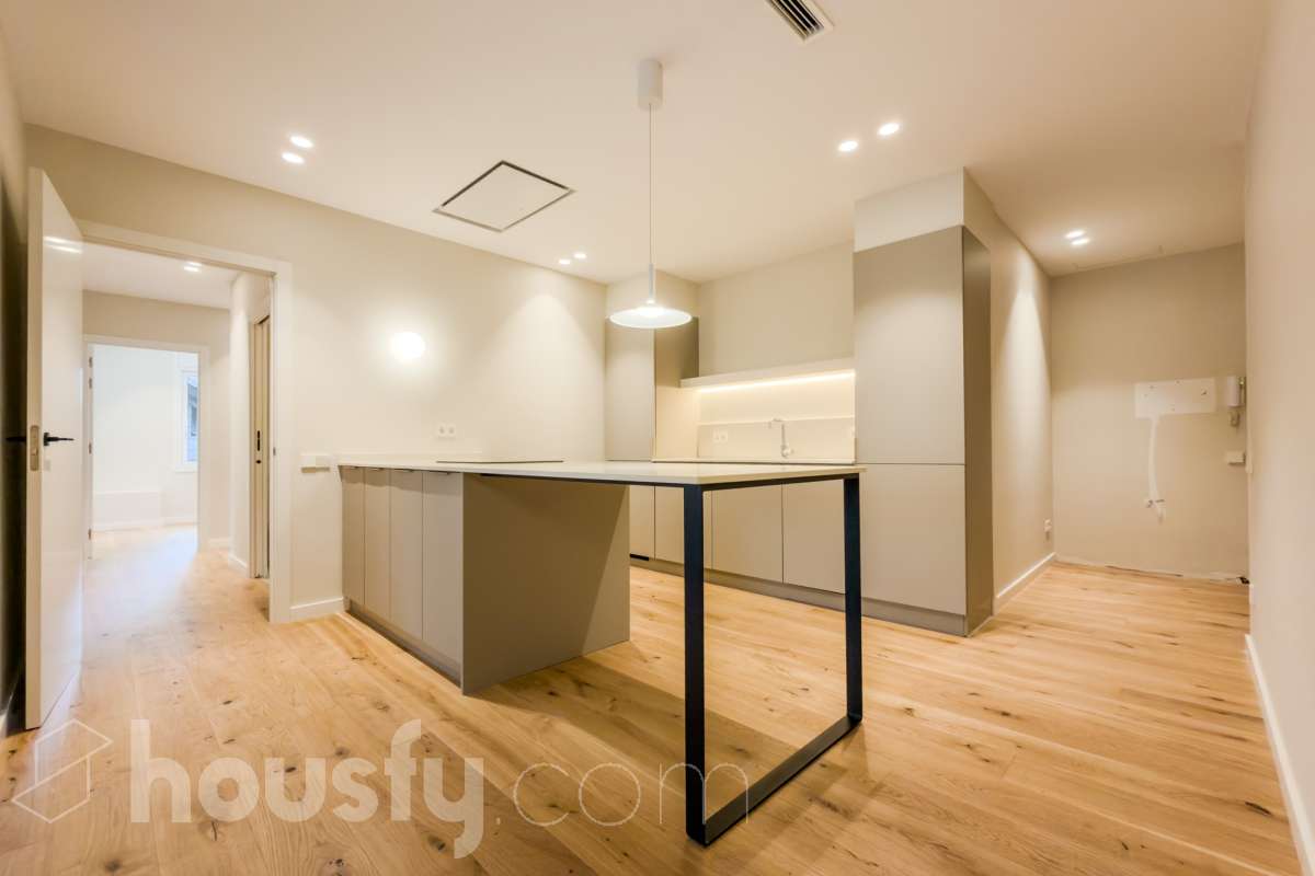 Housfy vende fabuloso piso en Sarrià-Sant Gervasi. Se vende piso en Sarrià-Sant Gervasi, Barcelona, perfecto para familias o parejas que busquen un lugar cómodo para su día a día. Construido en el año 1963, con vistas a la ciudad, en Sarrià-Sant Gervasi. Sus 144 m2 están perfectamente distribuidos, creando un espacio cómodo para el día a día. Características del inmueble: - Encantador piso reformado de 144 m2 en El Putxet i el Farró. (Los metros cuadrados están verificados con la Dirección General de Catastro) - La vivienda dispone de 3 habitaciones y 2 baños, muy bien acomodadas. - Agradable salón-comedor de 23m2 que es un lugar perfecto para descansar tras una jornada de trabajo, creando un precioso y único espacio. - Terraza de 19 m2. - Ascensor. - Balcón. - Exterior. - Aire acondicionado y calefacción. - Servicio de conserjería. - Con una cocina reformada con todo lo necesario. Respecto a la ubicación, se sitúa en Barcelona. Con todos los servicios que puedas necesitar para facilitar tus días en todo momento. No lo dudes más y contacta con nosotros para agendar una visita, conseguiremos la vivienda de tus sueños. El precio de venta no incluye gastos de la compraventa como notaría, registro, impuestos, ni tampoco honorarios agencia. Esta publicación no es vinculante. Consulta siempre la nota simple con Housfy antes de formalizar la compraventa. Sobre nosotros. Housfy es la plataforma integral de servicios inmobiliarios. Nuestra combinación de expertos y tecnología pone al alcance de todo el mundo servicios cómodos, claros y seguros. AICAT número: 7922. Nos encargamos de la gestión y asesoramiento de la compra. ¡Olvídate de todo! Hacemos los trámites por ti. Y, si además necesitas financiación, ponemos a tu disposición un bróker hipotecario para ayudarte a conseguir las mejores condiciones para tu perfil económico. ¿Tienes alguna duda? Pregúntanos sin compromiso o visítanos en housfy.com. Este anuncio contiene imágenes ilustrativas, con el objetivo de mostrar el potencial de la propiedad, y pueden diferir del resultado final. En cumplimiento de la Ley 8/2026 en Cataluña, el certificado de presencia o ausencia de amianto se encuentra en proceso de tramitación.-11