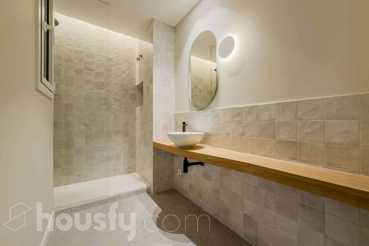 Housfy vende fabuloso piso en Sarrià-Sant Gervasi. Se vende piso en Sarrià-Sant Gervasi, Barcelona, perfecto para familias o parejas que busquen un lugar cómodo para su día a día. Construido en el año 1963, con vistas a la ciudad, en Sarrià-Sant Gervasi. Sus 144 m2 están perfectamente distribuidos, creando un espacio cómodo para el día a día. Características del inmueble: - Encantador piso reformado de 144 m2 en El Putxet i el Farró. (Los metros cuadrados están verificados con la Dirección General de Catastro) - La vivienda dispone de 3 habitaciones y 2 baños, muy bien acomodadas. - Agradable salón-comedor de 23m2 que es un lugar perfecto para descansar tras una jornada de trabajo, creando un precioso y único espacio. - Terraza de 19 m2. - Ascensor. - Balcón. - Exterior. - Aire acondicionado y calefacción. - Servicio de conserjería. - Con una cocina reformada con todo lo necesario. Respecto a la ubicación, se sitúa en Barcelona. Con todos los servicios que puedas necesitar para facilitar tus días en todo momento. No lo dudes más y contacta con nosotros para agendar una visita, conseguiremos la vivienda de tus sueños. El precio de venta no incluye gastos de la compraventa como notaría, registro, impuestos, ni tampoco honorarios agencia. Esta publicación no es vinculante. Consulta siempre la nota simple con Housfy antes de formalizar la compraventa. Sobre nosotros. Housfy es la plataforma integral de servicios inmobiliarios. Nuestra combinación de expertos y tecnología pone al alcance de todo el mundo servicios cómodos, claros y seguros. AICAT número: 7922. Nos encargamos de la gestión y asesoramiento de la compra. ¡Olvídate de todo! Hacemos los trámites por ti. Y, si además necesitas financiación, ponemos a tu disposición un bróker hipotecario para ayudarte a conseguir las mejores condiciones para tu perfil económico. ¿Tienes alguna duda? Pregúntanos sin compromiso o visítanos en housfy.com. Este anuncio contiene imágenes ilustrativas, con el objetivo de mostrar el potencial de la propiedad, y pueden diferir del resultado final. En cumplimiento de la Ley 8/2026 en Cataluña, el certificado de presencia o ausencia de amianto se encuentra en proceso de tramitación.-31
