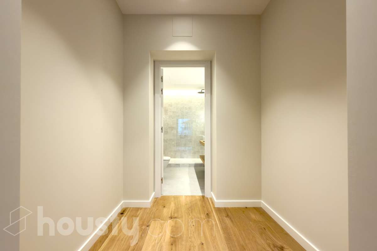 Housfy vende fabuloso piso en Sarrià-Sant Gervasi. Se vende piso en Sarrià-Sant Gervasi, Barcelona, perfecto para familias o parejas que busquen un lugar cómodo para su día a día. Construido en el año 1963, con vistas a la ciudad, en Sarrià-Sant Gervasi. Sus 144 m2 están perfectamente distribuidos, creando un espacio cómodo para el día a día. Características del inmueble: - Encantador piso reformado de 144 m2 en El Putxet i el Farró. (Los metros cuadrados están verificados con la Dirección General de Catastro) - La vivienda dispone de 3 habitaciones y 2 baños, muy bien acomodadas. - Agradable salón-comedor de 23m2 que es un lugar perfecto para descansar tras una jornada de trabajo, creando un precioso y único espacio. - Terraza de 19 m2. - Ascensor. - Balcón. - Exterior. - Aire acondicionado y calefacción. - Servicio de conserjería. - Con una cocina reformada con todo lo necesario. Respecto a la ubicación, se sitúa en Barcelona. Con todos los servicios que puedas necesitar para facilitar tus días en todo momento. No lo dudes más y contacta con nosotros para agendar una visita, conseguiremos la vivienda de tus sueños. El precio de venta no incluye gastos de la compraventa como notaría, registro, impuestos, ni tampoco honorarios agencia. Esta publicación no es vinculante. Consulta siempre la nota simple con Housfy antes de formalizar la compraventa. Sobre nosotros. Housfy es la plataforma integral de servicios inmobiliarios. Nuestra combinación de expertos y tecnología pone al alcance de todo el mundo servicios cómodos, claros y seguros. AICAT número: 7922. Nos encargamos de la gestión y asesoramiento de la compra. ¡Olvídate de todo! Hacemos los trámites por ti. Y, si además necesitas financiación, ponemos a tu disposición un bróker hipotecario para ayudarte a conseguir las mejores condiciones para tu perfil económico. ¿Tienes alguna duda? Pregúntanos sin compromiso o visítanos en housfy.com. Este anuncio contiene imágenes ilustrativas, con el objetivo de mostrar el potencial de la propiedad, y pueden diferir del resultado final. En cumplimiento de la Ley 8/2026 en Cataluña, el certificado de presencia o ausencia de amianto se encuentra en proceso de tramitación.-27