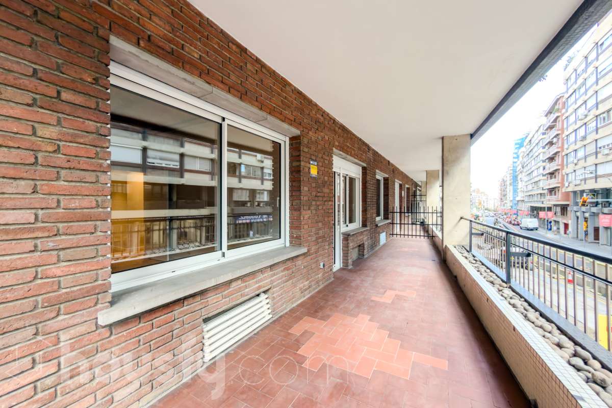 Housfy vende fabuloso piso en Sarrià-Sant Gervasi. Se vende piso en Sarrià-Sant Gervasi, Barcelona, perfecto para familias o parejas que busquen un lugar cómodo para su día a día. Construido en el año 1963, con vistas a la ciudad, en Sarrià-Sant Gervasi. Sus 144 m2 están perfectamente distribuidos, creando un espacio cómodo para el día a día. Características del inmueble: - Encantador piso reformado de 144 m2 en El Putxet i el Farró. (Los metros cuadrados están verificados con la Dirección General de Catastro) - La vivienda dispone de 3 habitaciones y 2 baños, muy bien acomodadas. - Agradable salón-comedor de 23m2 que es un lugar perfecto para descansar tras una jornada de trabajo, creando un precioso y único espacio. - Terraza de 19 m2. - Ascensor. - Balcón. - Exterior. - Aire acondicionado y calefacción. - Servicio de conserjería. - Con una cocina reformada con todo lo necesario. Respecto a la ubicación, se sitúa en Barcelona. Con todos los servicios que puedas necesitar para facilitar tus días en todo momento. No lo dudes más y contacta con nosotros para agendar una visita, conseguiremos la vivienda de tus sueños. El precio de venta no incluye gastos de la compraventa como notaría, registro, impuestos, ni tampoco honorarios agencia. Esta publicación no es vinculante. Consulta siempre la nota simple con Housfy antes de formalizar la compraventa. Sobre nosotros. Housfy es la plataforma integral de servicios inmobiliarios. Nuestra combinación de expertos y tecnología pone al alcance de todo el mundo servicios cómodos, claros y seguros. AICAT número: 7922. Nos encargamos de la gestión y asesoramiento de la compra. ¡Olvídate de todo! Hacemos los trámites por ti. Y, si además necesitas financiación, ponemos a tu disposición un bróker hipotecario para ayudarte a conseguir las mejores condiciones para tu perfil económico. ¿Tienes alguna duda? Pregúntanos sin compromiso o visítanos en housfy.com. Este anuncio contiene imágenes ilustrativas, con el objetivo de mostrar el potencial de la propiedad, y pueden diferir del resultado final. En cumplimiento de la Ley 8/2026 en Cataluña, el certificado de presencia o ausencia de amianto se encuentra en proceso de tramitación.-13