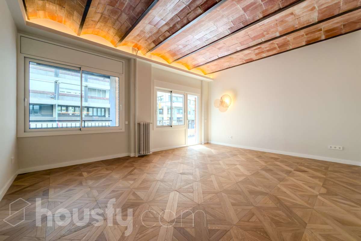 Housfy vende fabuloso piso en Sarrià-Sant Gervasi. Se vende piso en Sarrià-Sant Gervasi, Barcelona, perfecto para familias o parejas que busquen un lugar cómodo para su día a día. Construido en el año 1963, con vistas a la ciudad, en Sarrià-Sant Gervasi. Sus 144 m2 están perfectamente distribuidos, creando un espacio cómodo para el día a día. Características del inmueble: - Encantador piso reformado de 144 m2 en El Putxet i el Farró. (Los metros cuadrados están verificados con la Dirección General de Catastro) - La vivienda dispone de 3 habitaciones y 2 baños, muy bien acomodadas. - Agradable salón-comedor de 23m2 que es un lugar perfecto para descansar tras una jornada de trabajo, creando un precioso y único espacio. - Terraza de 19 m2. - Ascensor. - Balcón. - Exterior. - Aire acondicionado y calefacción. - Servicio de conserjería. - Con una cocina reformada con todo lo necesario. Respecto a la ubicación, se sitúa en Barcelona. Con todos los servicios que puedas necesitar para facilitar tus días en todo momento. No lo dudes más y contacta con nosotros para agendar una visita, conseguiremos la vivienda de tus sueños. El precio de venta no incluye gastos de la compraventa como notaría, registro, impuestos, ni tampoco honorarios agencia. Esta publicación no es vinculante. Consulta siempre la nota simple con Housfy antes de formalizar la compraventa. Sobre nosotros. Housfy es la plataforma integral de servicios inmobiliarios. Nuestra combinación de expertos y tecnología pone al alcance de todo el mundo servicios cómodos, claros y seguros. AICAT número: 7922. Nos encargamos de la gestión y asesoramiento de la compra. ¡Olvídate de todo! Hacemos los trámites por ti. Y, si además necesitas financiación, ponemos a tu disposición un bróker hipotecario para ayudarte a conseguir las mejores condiciones para tu perfil económico. ¿Tienes alguna duda? Pregúntanos sin compromiso o visítanos en housfy.com. Este anuncio contiene imágenes ilustrativas, con el objetivo de mostrar el potencial de la propiedad, y pueden diferir del resultado final. En cumplimiento de la Ley 8/2026 en Cataluña, el certificado de presencia o ausencia de amianto se encuentra en proceso de tramitación.-2