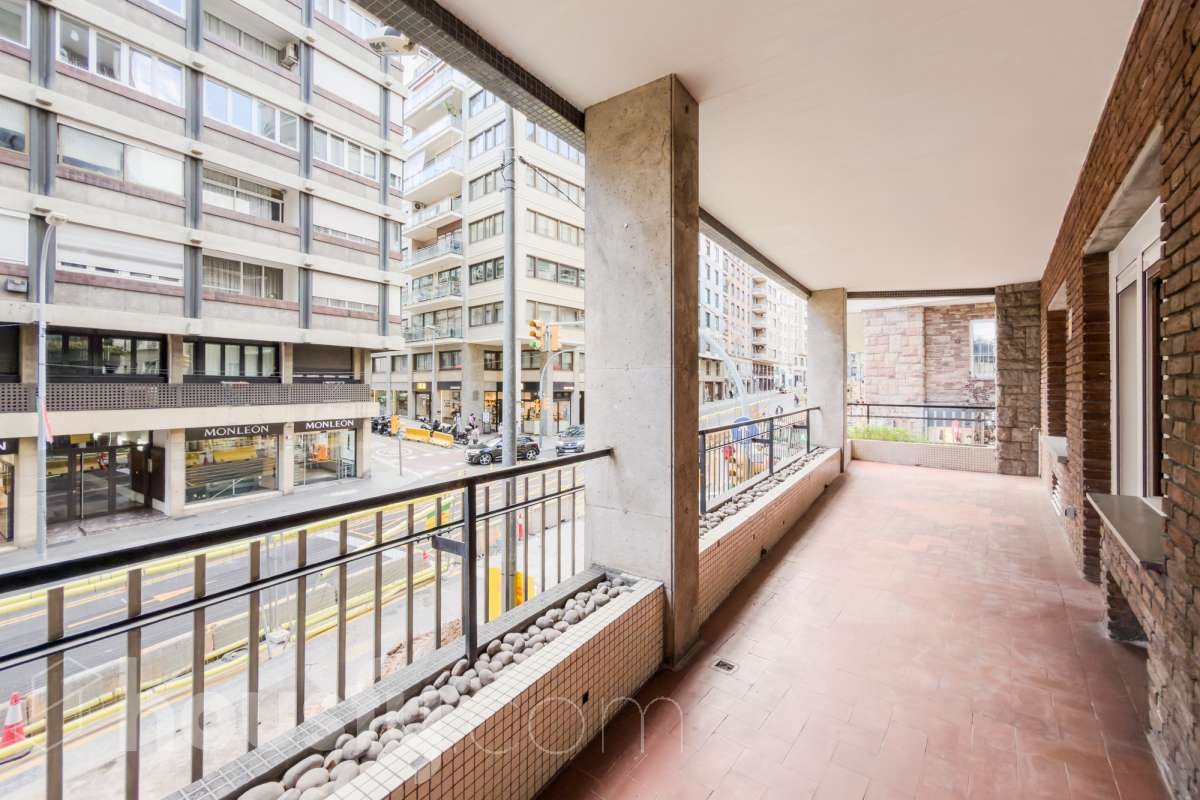 Housfy vende fabuloso piso en Sarrià-Sant Gervasi. Se vende piso en Sarrià-Sant Gervasi, Barcelona, perfecto para familias o parejas que busquen un lugar cómodo para su día a día. Construido en el año 1963, con vistas a la ciudad, en Sarrià-Sant Gervasi. Sus 144 m2 están perfectamente distribuidos, creando un espacio cómodo para el día a día. Características del inmueble: - Encantador piso reformado de 144 m2 en El Putxet i el Farró. (Los metros cuadrados están verificados con la Dirección General de Catastro) - La vivienda dispone de 3 habitaciones y 2 baños, muy bien acomodadas. - Agradable salón-comedor de 23m2 que es un lugar perfecto para descansar tras una jornada de trabajo, creando un precioso y único espacio. - Terraza de 19 m2. - Ascensor. - Balcón. - Exterior. - Aire acondicionado y calefacción. - Servicio de conserjería. - Con una cocina reformada con todo lo necesario. Respecto a la ubicación, se sitúa en Barcelona. Con todos los servicios que puedas necesitar para facilitar tus días en todo momento. No lo dudes más y contacta con nosotros para agendar una visita, conseguiremos la vivienda de tus sueños. El precio de venta no incluye gastos de la compraventa como notaría, registro, impuestos, ni tampoco honorarios agencia. Esta publicación no es vinculante. Consulta siempre la nota simple con Housfy antes de formalizar la compraventa. Sobre nosotros. Housfy es la plataforma integral de servicios inmobiliarios. Nuestra combinación de expertos y tecnología pone al alcance de todo el mundo servicios cómodos, claros y seguros. AICAT número: 7922. Nos encargamos de la gestión y asesoramiento de la compra. ¡Olvídate de todo! Hacemos los trámites por ti. Y, si además necesitas financiación, ponemos a tu disposición un bróker hipotecario para ayudarte a conseguir las mejores condiciones para tu perfil económico. ¿Tienes alguna duda? Pregúntanos sin compromiso o visítanos en housfy.com. Este anuncio contiene imágenes ilustrativas, con el objetivo de mostrar el potencial de la propiedad, y pueden diferir del resultado final. En cumplimiento de la Ley 8/2026 en Cataluña, el certificado de presencia o ausencia de amianto se encuentra en proceso de tramitación.-15