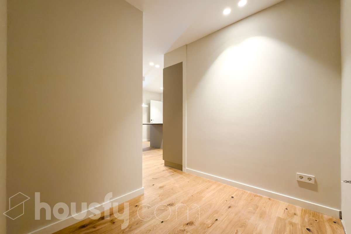 Housfy vende fabuloso piso en Sarrià-Sant Gervasi. Se vende piso en Sarrià-Sant Gervasi, Barcelona, perfecto para familias o parejas que busquen un lugar cómodo para su día a día. Construido en el año 1963, con vistas a la ciudad, en Sarrià-Sant Gervasi. Sus 144 m2 están perfectamente distribuidos, creando un espacio cómodo para el día a día. Características del inmueble: - Encantador piso reformado de 144 m2 en El Putxet i el Farró. (Los metros cuadrados están verificados con la Dirección General de Catastro) - La vivienda dispone de 3 habitaciones y 2 baños, muy bien acomodadas. - Agradable salón-comedor de 23m2 que es un lugar perfecto para descansar tras una jornada de trabajo, creando un precioso y único espacio. - Terraza de 19 m2. - Ascensor. - Balcón. - Exterior. - Aire acondicionado y calefacción. - Servicio de conserjería. - Con una cocina reformada con todo lo necesario. Respecto a la ubicación, se sitúa en Barcelona. Con todos los servicios que puedas necesitar para facilitar tus días en todo momento. No lo dudes más y contacta con nosotros para agendar una visita, conseguiremos la vivienda de tus sueños. El precio de venta no incluye gastos de la compraventa como notaría, registro, impuestos, ni tampoco honorarios agencia. Esta publicación no es vinculante. Consulta siempre la nota simple con Housfy antes de formalizar la compraventa. Sobre nosotros. Housfy es la plataforma integral de servicios inmobiliarios. Nuestra combinación de expertos y tecnología pone al alcance de todo el mundo servicios cómodos, claros y seguros. AICAT número: 7922. Nos encargamos de la gestión y asesoramiento de la compra. ¡Olvídate de todo! Hacemos los trámites por ti. Y, si además necesitas financiación, ponemos a tu disposición un bróker hipotecario para ayudarte a conseguir las mejores condiciones para tu perfil económico. ¿Tienes alguna duda? Pregúntanos sin compromiso o visítanos en housfy.com. Este anuncio contiene imágenes ilustrativas, con el objetivo de mostrar el potencial de la propiedad, y pueden diferir del resultado final. En cumplimiento de la Ley 8/2026 en Cataluña, el certificado de presencia o ausencia de amianto se encuentra en proceso de tramitación.-19