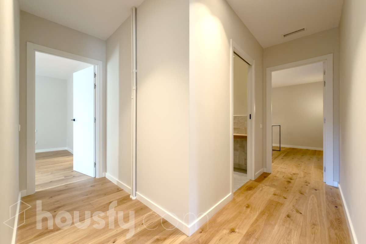 Housfy vende fabuloso piso en Sarrià-Sant Gervasi. Se vende piso en Sarrià-Sant Gervasi, Barcelona, perfecto para familias o parejas que busquen un lugar cómodo para su día a día. Construido en el año 1963, con vistas a la ciudad, en Sarrià-Sant Gervasi. Sus 144 m2 están perfectamente distribuidos, creando un espacio cómodo para el día a día. Características del inmueble: - Encantador piso reformado de 144 m2 en El Putxet i el Farró. (Los metros cuadrados están verificados con la Dirección General de Catastro) - La vivienda dispone de 3 habitaciones y 2 baños, muy bien acomodadas. - Agradable salón-comedor de 23m2 que es un lugar perfecto para descansar tras una jornada de trabajo, creando un precioso y único espacio. - Terraza de 19 m2. - Ascensor. - Balcón. - Exterior. - Aire acondicionado y calefacción. - Servicio de conserjería. - Con una cocina reformada con todo lo necesario. Respecto a la ubicación, se sitúa en Barcelona. Con todos los servicios que puedas necesitar para facilitar tus días en todo momento. No lo dudes más y contacta con nosotros para agendar una visita, conseguiremos la vivienda de tus sueños. El precio de venta no incluye gastos de la compraventa como notaría, registro, impuestos, ni tampoco honorarios agencia. Esta publicación no es vinculante. Consulta siempre la nota simple con Housfy antes de formalizar la compraventa. Sobre nosotros. Housfy es la plataforma integral de servicios inmobiliarios. Nuestra combinación de expertos y tecnología pone al alcance de todo el mundo servicios cómodos, claros y seguros. AICAT número: 7922. Nos encargamos de la gestión y asesoramiento de la compra. ¡Olvídate de todo! Hacemos los trámites por ti. Y, si además necesitas financiación, ponemos a tu disposición un bróker hipotecario para ayudarte a conseguir las mejores condiciones para tu perfil económico. ¿Tienes alguna duda? Pregúntanos sin compromiso o visítanos en housfy.com. Este anuncio contiene imágenes ilustrativas, con el objetivo de mostrar el potencial de la propiedad, y pueden diferir del resultado final. En cumplimiento de la Ley 8/2026 en Cataluña, el certificado de presencia o ausencia de amianto se encuentra en proceso de tramitación.-23