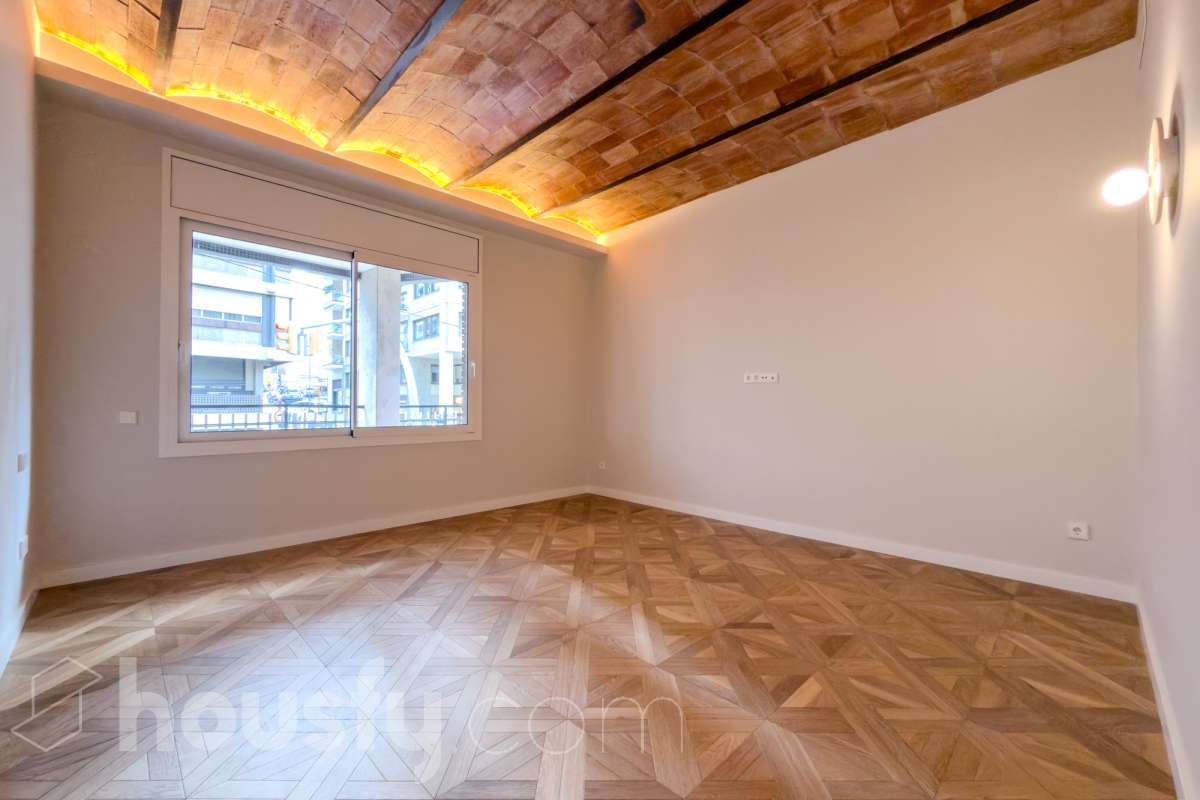 Housfy vende fabuloso piso en Sarrià-Sant Gervasi. Se vende piso en Sarrià-Sant Gervasi, Barcelona, perfecto para familias o parejas que busquen un lugar cómodo para su día a día. Construido en el año 1963, con vistas a la ciudad, en Sarrià-Sant Gervasi. Sus 144 m2 están perfectamente distribuidos, creando un espacio cómodo para el día a día. Características del inmueble: - Encantador piso reformado de 144 m2 en El Putxet i el Farró. (Los metros cuadrados están verificados con la Dirección General de Catastro) - La vivienda dispone de 3 habitaciones y 2 baños, muy bien acomodadas. - Agradable salón-comedor de 23m2 que es un lugar perfecto para descansar tras una jornada de trabajo, creando un precioso y único espacio. - Terraza de 19 m2. - Ascensor. - Balcón. - Exterior. - Aire acondicionado y calefacción. - Servicio de conserjería. - Con una cocina reformada con todo lo necesario. Respecto a la ubicación, se sitúa en Barcelona. Con todos los servicios que puedas necesitar para facilitar tus días en todo momento. No lo dudes más y contacta con nosotros para agendar una visita, conseguiremos la vivienda de tus sueños. El precio de venta no incluye gastos de la compraventa como notaría, registro, impuestos, ni tampoco honorarios agencia. Esta publicación no es vinculante. Consulta siempre la nota simple con Housfy antes de formalizar la compraventa. Sobre nosotros. Housfy es la plataforma integral de servicios inmobiliarios. Nuestra combinación de expertos y tecnología pone al alcance de todo el mundo servicios cómodos, claros y seguros. AICAT número: 7922. Nos encargamos de la gestión y asesoramiento de la compra. ¡Olvídate de todo! Hacemos los trámites por ti. Y, si además necesitas financiación, ponemos a tu disposición un bróker hipotecario para ayudarte a conseguir las mejores condiciones para tu perfil económico. ¿Tienes alguna duda? Pregúntanos sin compromiso o visítanos en housfy.com. Este anuncio contiene imágenes ilustrativas, con el objetivo de mostrar el potencial de la propiedad, y pueden diferir del resultado final. En cumplimiento de la Ley 8/2026 en Cataluña, el certificado de presencia o ausencia de amianto se encuentra en proceso de tramitación.-24