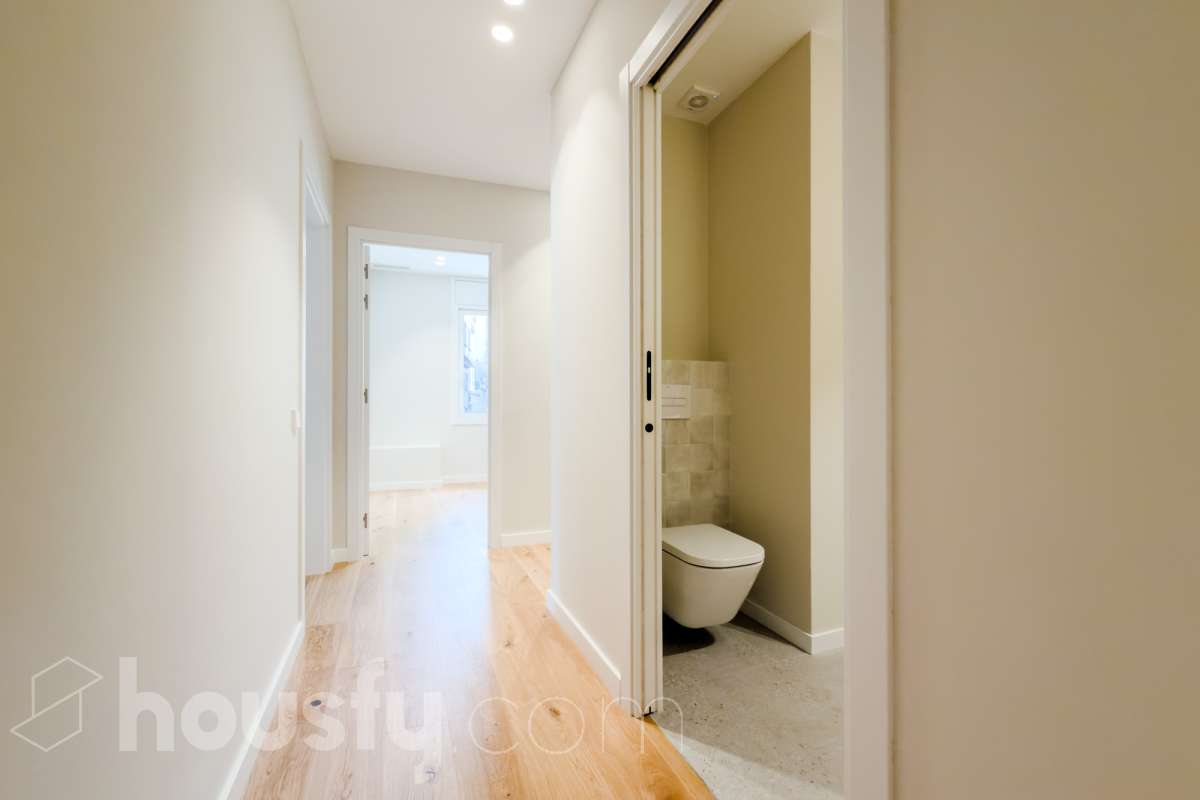 Housfy vende fabuloso piso en Sarrià-Sant Gervasi. Se vende piso en Sarrià-Sant Gervasi, Barcelona, perfecto para familias o parejas que busquen un lugar cómodo para su día a día. Construido en el año 1963, con vistas a la ciudad, en Sarrià-Sant Gervasi. Sus 144 m2 están perfectamente distribuidos, creando un espacio cómodo para el día a día. Características del inmueble: - Encantador piso reformado de 144 m2 en El Putxet i el Farró. (Los metros cuadrados están verificados con la Dirección General de Catastro) - La vivienda dispone de 3 habitaciones y 2 baños, muy bien acomodadas. - Agradable salón-comedor de 23m2 que es un lugar perfecto para descansar tras una jornada de trabajo, creando un precioso y único espacio. - Terraza de 19 m2. - Ascensor. - Balcón. - Exterior. - Aire acondicionado y calefacción. - Servicio de conserjería. - Con una cocina reformada con todo lo necesario. Respecto a la ubicación, se sitúa en Barcelona. Con todos los servicios que puedas necesitar para facilitar tus días en todo momento. No lo dudes más y contacta con nosotros para agendar una visita, conseguiremos la vivienda de tus sueños. El precio de venta no incluye gastos de la compraventa como notaría, registro, impuestos, ni tampoco honorarios agencia. Esta publicación no es vinculante. Consulta siempre la nota simple con Housfy antes de formalizar la compraventa. Sobre nosotros. Housfy es la plataforma integral de servicios inmobiliarios. Nuestra combinación de expertos y tecnología pone al alcance de todo el mundo servicios cómodos, claros y seguros. AICAT número: 7922. Nos encargamos de la gestión y asesoramiento de la compra. ¡Olvídate de todo! Hacemos los trámites por ti. Y, si además necesitas financiación, ponemos a tu disposición un bróker hipotecario para ayudarte a conseguir las mejores condiciones para tu perfil económico. ¿Tienes alguna duda? Pregúntanos sin compromiso o visítanos en housfy.com. Este anuncio contiene imágenes ilustrativas, con el objetivo de mostrar el potencial de la propiedad, y pueden diferir del resultado final. En cumplimiento de la Ley 8/2026 en Cataluña, el certificado de presencia o ausencia de amianto se encuentra en proceso de tramitación.-28
