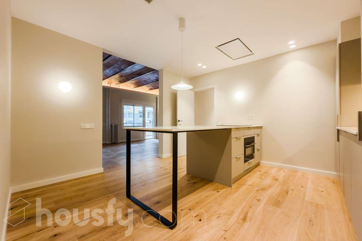Housfy vende fabuloso piso en Sarrià-Sant Gervasi. Se vende piso en Sarrià-Sant Gervasi, Barcelona, perfecto para familias o parejas que busquen un lugar cómodo para su día a día. Construido en el año 1963, con vistas a la ciudad, en Sarrià-Sant Gervasi. Sus 144 m2 están perfectamente distribuidos, creando un espacio cómodo para el día a día. Características del inmueble: - Encantador piso reformado de 144 m2 en El Putxet i el Farró. (Los metros cuadrados están verificados con la Dirección General de Catastro) - La vivienda dispone de 3 habitaciones y 2 baños, muy bien acomodadas. - Agradable salón-comedor de 23m2 que es un lugar perfecto para descansar tras una jornada de trabajo, creando un precioso y único espacio. - Terraza de 19 m2. - Ascensor. - Balcón. - Exterior. - Aire acondicionado y calefacción. - Servicio de conserjería. - Con una cocina reformada con todo lo necesario. Respecto a la ubicación, se sitúa en Barcelona. Con todos los servicios que puedas necesitar para facilitar tus días en todo momento. No lo dudes más y contacta con nosotros para agendar una visita, conseguiremos la vivienda de tus sueños. El precio de venta no incluye gastos de la compraventa como notaría, registro, impuestos, ni tampoco honorarios agencia. Esta publicación no es vinculante. Consulta siempre la nota simple con Housfy antes de formalizar la compraventa. Sobre nosotros. Housfy es la plataforma integral de servicios inmobiliarios. Nuestra combinación de expertos y tecnología pone al alcance de todo el mundo servicios cómodos, claros y seguros. AICAT número: 7922. Nos encargamos de la gestión y asesoramiento de la compra. ¡Olvídate de todo! Hacemos los trámites por ti. Y, si además necesitas financiación, ponemos a tu disposición un bróker hipotecario para ayudarte a conseguir las mejores condiciones para tu perfil económico. ¿Tienes alguna duda? Pregúntanos sin compromiso o visítanos en housfy.com. Este anuncio contiene imágenes ilustrativas, con el objetivo de mostrar el potencial de la propiedad, y pueden diferir del resultado final. En cumplimiento de la Ley 8/2026 en Cataluña, el certificado de presencia o ausencia de amianto se encuentra en proceso de tramitación.-6