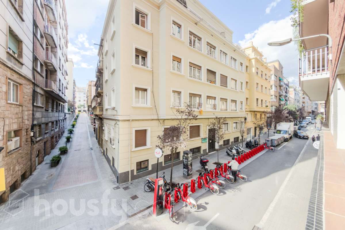 Housfy vende fabuloso piso en Sarrià-Sant Gervasi. Se vende piso en Sarrià-Sant Gervasi, Barcelona, perfecto para familias o parejas que busquen un lugar cómodo para su día a día. Construido en el año 1963, con vistas a la ciudad, en Sarrià-Sant Gervasi. Sus 144 m2 están perfectamente distribuidos, creando un espacio cómodo para el día a día. Características del inmueble: - Encantador piso reformado de 144 m2 en El Putxet i el Farró. (Los metros cuadrados están verificados con la Dirección General de Catastro) - La vivienda dispone de 3 habitaciones y 2 baños, muy bien acomodadas. - Agradable salón-comedor de 23m2 que es un lugar perfecto para descansar tras una jornada de trabajo, creando un precioso y único espacio. - Terraza de 19 m2. - Ascensor. - Balcón. - Exterior. - Aire acondicionado y calefacción. - Servicio de conserjería. - Con una cocina reformada con todo lo necesario. Respecto a la ubicación, se sitúa en Barcelona. Con todos los servicios que puedas necesitar para facilitar tus días en todo momento. No lo dudes más y contacta con nosotros para agendar una visita, conseguiremos la vivienda de tus sueños. El precio de venta no incluye gastos de la compraventa como notaría, registro, impuestos, ni tampoco honorarios agencia. Esta publicación no es vinculante. Consulta siempre la nota simple con Housfy antes de formalizar la compraventa. Sobre nosotros. Housfy es la plataforma integral de servicios inmobiliarios. Nuestra combinación de expertos y tecnología pone al alcance de todo el mundo servicios cómodos, claros y seguros. AICAT número: 7922. Nos encargamos de la gestión y asesoramiento de la compra. ¡Olvídate de todo! Hacemos los trámites por ti. Y, si además necesitas financiación, ponemos a tu disposición un bróker hipotecario para ayudarte a conseguir las mejores condiciones para tu perfil económico. ¿Tienes alguna duda? Pregúntanos sin compromiso o visítanos en housfy.com. Este anuncio contiene imágenes ilustrativas, con el objetivo de mostrar el potencial de la propiedad, y pueden diferir del resultado final. En cumplimiento de la Ley 8/2026 en Cataluña, el certificado de presencia o ausencia de amianto se encuentra en proceso de tramitación.-33