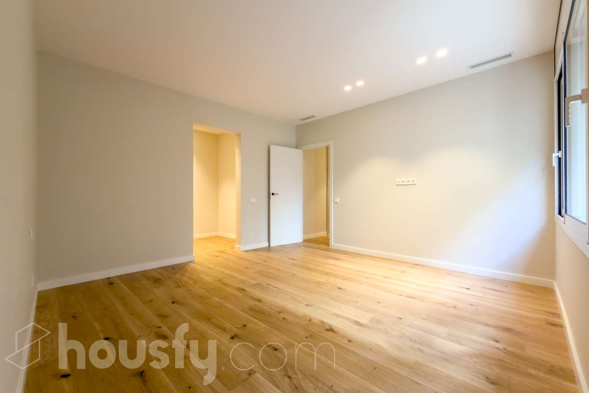 Housfy vende fabuloso piso en Sarrià-Sant Gervasi. Se vende piso en Sarrià-Sant Gervasi, Barcelona, perfecto para familias o parejas que busquen un lugar cómodo para su día a día. Construido en el año 1963, con vistas a la ciudad, en Sarrià-Sant Gervasi. Sus 144 m2 están perfectamente distribuidos, creando un espacio cómodo para el día a día. Características del inmueble: - Encantador piso reformado de 144 m2 en El Putxet i el Farró. (Los metros cuadrados están verificados con la Dirección General de Catastro) - La vivienda dispone de 3 habitaciones y 2 baños, muy bien acomodadas. - Agradable salón-comedor de 23m2 que es un lugar perfecto para descansar tras una jornada de trabajo, creando un precioso y único espacio. - Terraza de 19 m2. - Ascensor. - Balcón. - Exterior. - Aire acondicionado y calefacción. - Servicio de conserjería. - Con una cocina reformada con todo lo necesario. Respecto a la ubicación, se sitúa en Barcelona. Con todos los servicios que puedas necesitar para facilitar tus días en todo momento. No lo dudes más y contacta con nosotros para agendar una visita, conseguiremos la vivienda de tus sueños. El precio de venta no incluye gastos de la compraventa como notaría, registro, impuestos, ni tampoco honorarios agencia. Esta publicación no es vinculante. Consulta siempre la nota simple con Housfy antes de formalizar la compraventa. Sobre nosotros. Housfy es la plataforma integral de servicios inmobiliarios. Nuestra combinación de expertos y tecnología pone al alcance de todo el mundo servicios cómodos, claros y seguros. AICAT número: 7922. Nos encargamos de la gestión y asesoramiento de la compra. ¡Olvídate de todo! Hacemos los trámites por ti. Y, si además necesitas financiación, ponemos a tu disposición un bróker hipotecario para ayudarte a conseguir las mejores condiciones para tu perfil económico. ¿Tienes alguna duda? Pregúntanos sin compromiso o visítanos en housfy.com. Este anuncio contiene imágenes ilustrativas, con el objetivo de mostrar el potencial de la propiedad, y pueden diferir del resultado final. En cumplimiento de la Ley 8/2026 en Cataluña, el certificado de presencia o ausencia de amianto se encuentra en proceso de tramitación.-18