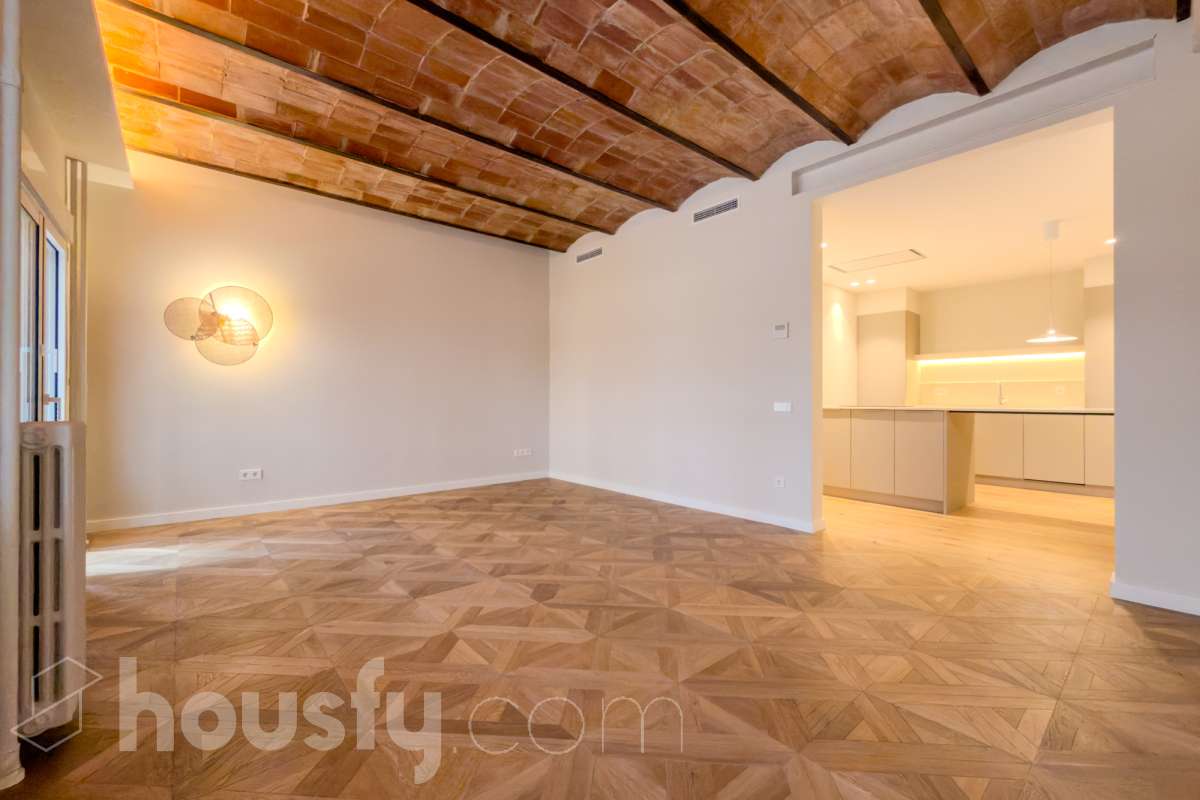 Housfy vende fabuloso piso en Sarrià-Sant Gervasi. Se vende piso en Sarrià-Sant Gervasi, Barcelona, perfecto para familias o parejas que busquen un lugar cómodo para su día a día. Construido en el año 1963, con vistas a la ciudad, en Sarrià-Sant Gervasi. Sus 144 m2 están perfectamente distribuidos, creando un espacio cómodo para el día a día. Características del inmueble: - Encantador piso reformado de 144 m2 en El Putxet i el Farró. (Los metros cuadrados están verificados con la Dirección General de Catastro) - La vivienda dispone de 3 habitaciones y 2 baños, muy bien acomodadas. - Agradable salón-comedor de 23m2 que es un lugar perfecto para descansar tras una jornada de trabajo, creando un precioso y único espacio. - Terraza de 19 m2. - Ascensor. - Balcón. - Exterior. - Aire acondicionado y calefacción. - Servicio de conserjería. - Con una cocina reformada con todo lo necesario. Respecto a la ubicación, se sitúa en Barcelona. Con todos los servicios que puedas necesitar para facilitar tus días en todo momento. No lo dudes más y contacta con nosotros para agendar una visita, conseguiremos la vivienda de tus sueños. El precio de venta no incluye gastos de la compraventa como notaría, registro, impuestos, ni tampoco honorarios agencia. Esta publicación no es vinculante. Consulta siempre la nota simple con Housfy antes de formalizar la compraventa. Sobre nosotros. Housfy es la plataforma integral de servicios inmobiliarios. Nuestra combinación de expertos y tecnología pone al alcance de todo el mundo servicios cómodos, claros y seguros. AICAT número: 7922. Nos encargamos de la gestión y asesoramiento de la compra. ¡Olvídate de todo! Hacemos los trámites por ti. Y, si además necesitas financiación, ponemos a tu disposición un bróker hipotecario para ayudarte a conseguir las mejores condiciones para tu perfil económico. ¿Tienes alguna duda? Pregúntanos sin compromiso o visítanos en housfy.com. Este anuncio contiene imágenes ilustrativas, con el objetivo de mostrar el potencial de la propiedad, y pueden diferir del resultado final. En cumplimiento de la Ley 8/2026 en Cataluña, el certificado de presencia o ausencia de amianto se encuentra en proceso de tramitación.-5