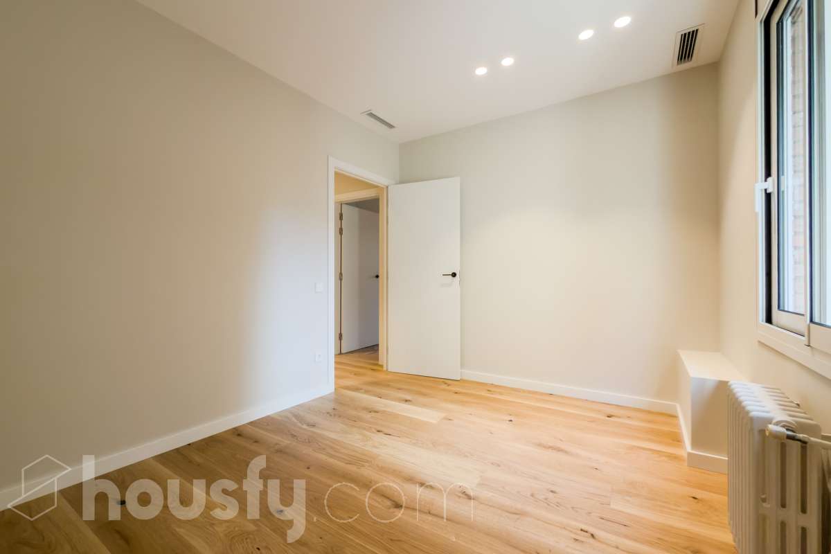 Housfy vende fabuloso piso en Sarrià-Sant Gervasi. Se vende piso en Sarrià-Sant Gervasi, Barcelona, perfecto para familias o parejas que busquen un lugar cómodo para su día a día. Construido en el año 1963, con vistas a la ciudad, en Sarrià-Sant Gervasi. Sus 144 m2 están perfectamente distribuidos, creando un espacio cómodo para el día a día. Características del inmueble: - Encantador piso reformado de 144 m2 en El Putxet i el Farró. (Los metros cuadrados están verificados con la Dirección General de Catastro) - La vivienda dispone de 3 habitaciones y 2 baños, muy bien acomodadas. - Agradable salón-comedor de 23m2 que es un lugar perfecto para descansar tras una jornada de trabajo, creando un precioso y único espacio. - Terraza de 19 m2. - Ascensor. - Balcón. - Exterior. - Aire acondicionado y calefacción. - Servicio de conserjería. - Con una cocina reformada con todo lo necesario. Respecto a la ubicación, se sitúa en Barcelona. Con todos los servicios que puedas necesitar para facilitar tus días en todo momento. No lo dudes más y contacta con nosotros para agendar una visita, conseguiremos la vivienda de tus sueños. El precio de venta no incluye gastos de la compraventa como notaría, registro, impuestos, ni tampoco honorarios agencia. Esta publicación no es vinculante. Consulta siempre la nota simple con Housfy antes de formalizar la compraventa. Sobre nosotros. Housfy es la plataforma integral de servicios inmobiliarios. Nuestra combinación de expertos y tecnología pone al alcance de todo el mundo servicios cómodos, claros y seguros. AICAT número: 7922. Nos encargamos de la gestión y asesoramiento de la compra. ¡Olvídate de todo! Hacemos los trámites por ti. Y, si además necesitas financiación, ponemos a tu disposición un bróker hipotecario para ayudarte a conseguir las mejores condiciones para tu perfil económico. ¿Tienes alguna duda? Pregúntanos sin compromiso o visítanos en housfy.com. Este anuncio contiene imágenes ilustrativas, con el objetivo de mostrar el potencial de la propiedad, y pueden diferir del resultado final. En cumplimiento de la Ley 8/2026 en Cataluña, el certificado de presencia o ausencia de amianto se encuentra en proceso de tramitación.-20