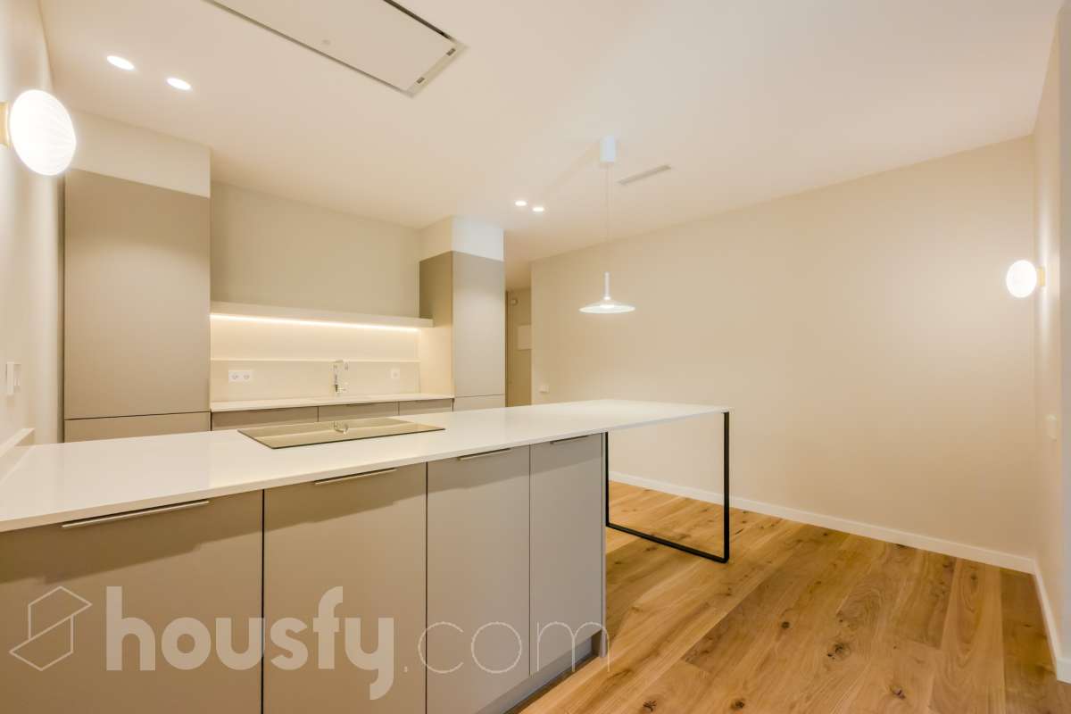 Housfy vende fabuloso piso en Sarrià-Sant Gervasi. Se vende piso en Sarrià-Sant Gervasi, Barcelona, perfecto para familias o parejas que busquen un lugar cómodo para su día a día. Construido en el año 1963, con vistas a la ciudad, en Sarrià-Sant Gervasi. Sus 144 m2 están perfectamente distribuidos, creando un espacio cómodo para el día a día. Características del inmueble: - Encantador piso reformado de 144 m2 en El Putxet i el Farró. (Los metros cuadrados están verificados con la Dirección General de Catastro) - La vivienda dispone de 3 habitaciones y 2 baños, muy bien acomodadas. - Agradable salón-comedor de 23m2 que es un lugar perfecto para descansar tras una jornada de trabajo, creando un precioso y único espacio. - Terraza de 19 m2. - Ascensor. - Balcón. - Exterior. - Aire acondicionado y calefacción. - Servicio de conserjería. - Con una cocina reformada con todo lo necesario. Respecto a la ubicación, se sitúa en Barcelona. Con todos los servicios que puedas necesitar para facilitar tus días en todo momento. No lo dudes más y contacta con nosotros para agendar una visita, conseguiremos la vivienda de tus sueños. El precio de venta no incluye gastos de la compraventa como notaría, registro, impuestos, ni tampoco honorarios agencia. Esta publicación no es vinculante. Consulta siempre la nota simple con Housfy antes de formalizar la compraventa. Sobre nosotros. Housfy es la plataforma integral de servicios inmobiliarios. Nuestra combinación de expertos y tecnología pone al alcance de todo el mundo servicios cómodos, claros y seguros. AICAT número: 7922. Nos encargamos de la gestión y asesoramiento de la compra. ¡Olvídate de todo! Hacemos los trámites por ti. Y, si además necesitas financiación, ponemos a tu disposición un bróker hipotecario para ayudarte a conseguir las mejores condiciones para tu perfil económico. ¿Tienes alguna duda? Pregúntanos sin compromiso o visítanos en housfy.com. Este anuncio contiene imágenes ilustrativas, con el objetivo de mostrar el potencial de la propiedad, y pueden diferir del resultado final. En cumplimiento de la Ley 8/2026 en Cataluña, el certificado de presencia o ausencia de amianto se encuentra en proceso de tramitación.-9