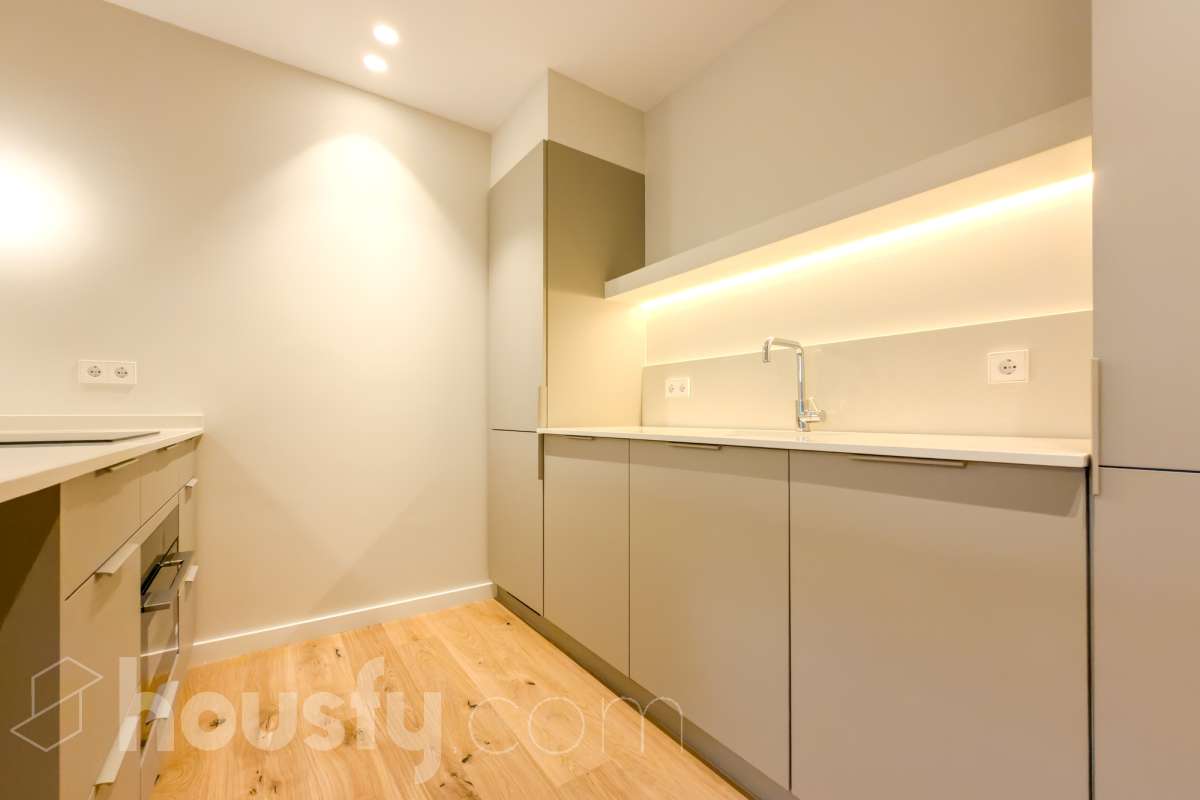 Housfy vende fabuloso piso en Sarrià-Sant Gervasi. Se vende piso en Sarrià-Sant Gervasi, Barcelona, perfecto para familias o parejas que busquen un lugar cómodo para su día a día. Construido en el año 1963, con vistas a la ciudad, en Sarrià-Sant Gervasi. Sus 144 m2 están perfectamente distribuidos, creando un espacio cómodo para el día a día. Características del inmueble: - Encantador piso reformado de 144 m2 en El Putxet i el Farró. (Los metros cuadrados están verificados con la Dirección General de Catastro) - La vivienda dispone de 3 habitaciones y 2 baños, muy bien acomodadas. - Agradable salón-comedor de 23m2 que es un lugar perfecto para descansar tras una jornada de trabajo, creando un precioso y único espacio. - Terraza de 19 m2. - Ascensor. - Balcón. - Exterior. - Aire acondicionado y calefacción. - Servicio de conserjería. - Con una cocina reformada con todo lo necesario. Respecto a la ubicación, se sitúa en Barcelona. Con todos los servicios que puedas necesitar para facilitar tus días en todo momento. No lo dudes más y contacta con nosotros para agendar una visita, conseguiremos la vivienda de tus sueños. El precio de venta no incluye gastos de la compraventa como notaría, registro, impuestos, ni tampoco honorarios agencia. Esta publicación no es vinculante. Consulta siempre la nota simple con Housfy antes de formalizar la compraventa. Sobre nosotros. Housfy es la plataforma integral de servicios inmobiliarios. Nuestra combinación de expertos y tecnología pone al alcance de todo el mundo servicios cómodos, claros y seguros. AICAT número: 7922. Nos encargamos de la gestión y asesoramiento de la compra. ¡Olvídate de todo! Hacemos los trámites por ti. Y, si además necesitas financiación, ponemos a tu disposición un bróker hipotecario para ayudarte a conseguir las mejores condiciones para tu perfil económico. ¿Tienes alguna duda? Pregúntanos sin compromiso o visítanos en housfy.com. Este anuncio contiene imágenes ilustrativas, con el objetivo de mostrar el potencial de la propiedad, y pueden diferir del resultado final. En cumplimiento de la Ley 8/2026 en Cataluña, el certificado de presencia o ausencia de amianto se encuentra en proceso de tramitación.-10