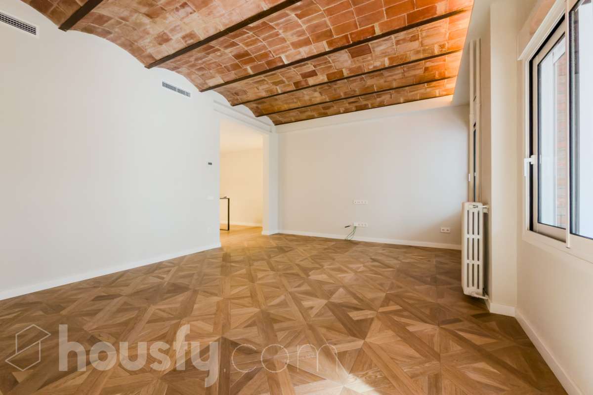 Housfy vende fabuloso piso en Sarrià-Sant Gervasi. Se vende piso en Sarrià-Sant Gervasi, Barcelona, perfecto para familias o parejas que busquen un lugar cómodo para su día a día. Construido en el año 1963, con vistas a la ciudad, en Sarrià-Sant Gervasi. Sus 144 m2 están perfectamente distribuidos, creando un espacio cómodo para el día a día. Características del inmueble: - Encantador piso reformado de 144 m2 en El Putxet i el Farró. (Los metros cuadrados están verificados con la Dirección General de Catastro) - La vivienda dispone de 3 habitaciones y 2 baños, muy bien acomodadas. - Agradable salón-comedor de 23m2 que es un lugar perfecto para descansar tras una jornada de trabajo, creando un precioso y único espacio. - Terraza de 19 m2. - Ascensor. - Balcón. - Exterior. - Aire acondicionado y calefacción. - Servicio de conserjería. - Con una cocina reformada con todo lo necesario. Respecto a la ubicación, se sitúa en Barcelona. Con todos los servicios que puedas necesitar para facilitar tus días en todo momento. No lo dudes más y contacta con nosotros para agendar una visita, conseguiremos la vivienda de tus sueños. El precio de venta no incluye gastos de la compraventa como notaría, registro, impuestos, ni tampoco honorarios agencia. Esta publicación no es vinculante. Consulta siempre la nota simple con Housfy antes de formalizar la compraventa. Sobre nosotros. Housfy es la plataforma integral de servicios inmobiliarios. Nuestra combinación de expertos y tecnología pone al alcance de todo el mundo servicios cómodos, claros y seguros. AICAT número: 7922. Nos encargamos de la gestión y asesoramiento de la compra. ¡Olvídate de todo! Hacemos los trámites por ti. Y, si además necesitas financiación, ponemos a tu disposición un bróker hipotecario para ayudarte a conseguir las mejores condiciones para tu perfil económico. ¿Tienes alguna duda? Pregúntanos sin compromiso o visítanos en housfy.com. Este anuncio contiene imágenes ilustrativas, con el objetivo de mostrar el potencial de la propiedad, y pueden diferir del resultado final. En cumplimiento de la Ley 8/2026 en Cataluña, el certificado de presencia o ausencia de amianto se encuentra en proceso de tramitación.-4