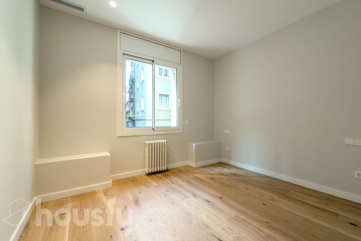 Housfy vende fabuloso piso en Sarrià-Sant Gervasi. Se vende piso en Sarrià-Sant Gervasi, Barcelona, perfecto para familias o parejas que busquen un lugar cómodo para su día a día. Construido en el año 1963, con vistas a la ciudad, en Sarrià-Sant Gervasi. Sus 144 m2 están perfectamente distribuidos, creando un espacio cómodo para el día a día. Características del inmueble: - Encantador piso reformado de 144 m2 en El Putxet i el Farró. (Los metros cuadrados están verificados con la Dirección General de Catastro) - La vivienda dispone de 3 habitaciones y 2 baños, muy bien acomodadas. - Agradable salón-comedor de 23m2 que es un lugar perfecto para descansar tras una jornada de trabajo, creando un precioso y único espacio. - Terraza de 19 m2. - Ascensor. - Balcón. - Exterior. - Aire acondicionado y calefacción. - Servicio de conserjería. - Con una cocina reformada con todo lo necesario. Respecto a la ubicación, se sitúa en Barcelona. Con todos los servicios que puedas necesitar para facilitar tus días en todo momento. No lo dudes más y contacta con nosotros para agendar una visita, conseguiremos la vivienda de tus sueños. El precio de venta no incluye gastos de la compraventa como notaría, registro, impuestos, ni tampoco honorarios agencia. Esta publicación no es vinculante. Consulta siempre la nota simple con Housfy antes de formalizar la compraventa. Sobre nosotros. Housfy es la plataforma integral de servicios inmobiliarios. Nuestra combinación de expertos y tecnología pone al alcance de todo el mundo servicios cómodos, claros y seguros. AICAT número: 7922. Nos encargamos de la gestión y asesoramiento de la compra. ¡Olvídate de todo! Hacemos los trámites por ti. Y, si además necesitas financiación, ponemos a tu disposición un bróker hipotecario para ayudarte a conseguir las mejores condiciones para tu perfil económico. ¿Tienes alguna duda? Pregúntanos sin compromiso o visítanos en housfy.com. Este anuncio contiene imágenes ilustrativas, con el objetivo de mostrar el potencial de la propiedad, y pueden diferir del resultado final. En cumplimiento de la Ley 8/2026 en Cataluña, el certificado de presencia o ausencia de amianto se encuentra en proceso de tramitación.-21