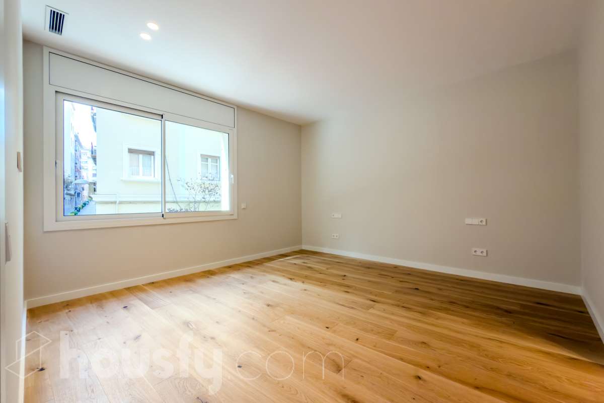 Housfy vende fabuloso piso en Sarrià-Sant Gervasi. Se vende piso en Sarrià-Sant Gervasi, Barcelona, perfecto para familias o parejas que busquen un lugar cómodo para su día a día. Construido en el año 1963, con vistas a la ciudad, en Sarrià-Sant Gervasi. Sus 144 m2 están perfectamente distribuidos, creando un espacio cómodo para el día a día. Características del inmueble: - Encantador piso reformado de 144 m2 en El Putxet i el Farró. (Los metros cuadrados están verificados con la Dirección General de Catastro) - La vivienda dispone de 3 habitaciones y 2 baños, muy bien acomodadas. - Agradable salón-comedor de 23m2 que es un lugar perfecto para descansar tras una jornada de trabajo, creando un precioso y único espacio. - Terraza de 19 m2. - Ascensor. - Balcón. - Exterior. - Aire acondicionado y calefacción. - Servicio de conserjería. - Con una cocina reformada con todo lo necesario. Respecto a la ubicación, se sitúa en Barcelona. Con todos los servicios que puedas necesitar para facilitar tus días en todo momento. No lo dudes más y contacta con nosotros para agendar una visita, conseguiremos la vivienda de tus sueños. El precio de venta no incluye gastos de la compraventa como notaría, registro, impuestos, ni tampoco honorarios agencia. Esta publicación no es vinculante. Consulta siempre la nota simple con Housfy antes de formalizar la compraventa. Sobre nosotros. Housfy es la plataforma integral de servicios inmobiliarios. Nuestra combinación de expertos y tecnología pone al alcance de todo el mundo servicios cómodos, claros y seguros. AICAT número: 7922. Nos encargamos de la gestión y asesoramiento de la compra. ¡Olvídate de todo! Hacemos los trámites por ti. Y, si además necesitas financiación, ponemos a tu disposición un bróker hipotecario para ayudarte a conseguir las mejores condiciones para tu perfil económico. ¿Tienes alguna duda? Pregúntanos sin compromiso o visítanos en housfy.com. Este anuncio contiene imágenes ilustrativas, con el objetivo de mostrar el potencial de la propiedad, y pueden diferir del resultado final. En cumplimiento de la Ley 8/2026 en Cataluña, el certificado de presencia o ausencia de amianto se encuentra en proceso de tramitación.-16