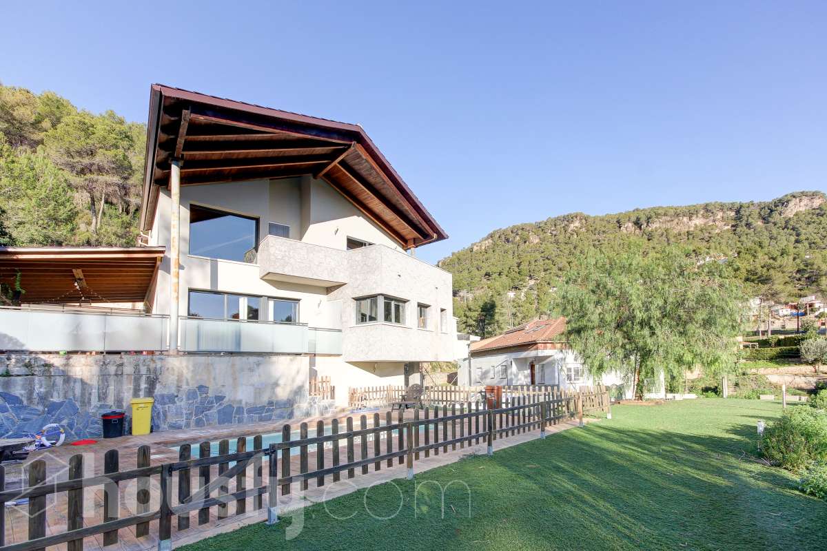 Casa en venta en Carrer Comtes de Cervelló, Vallirana