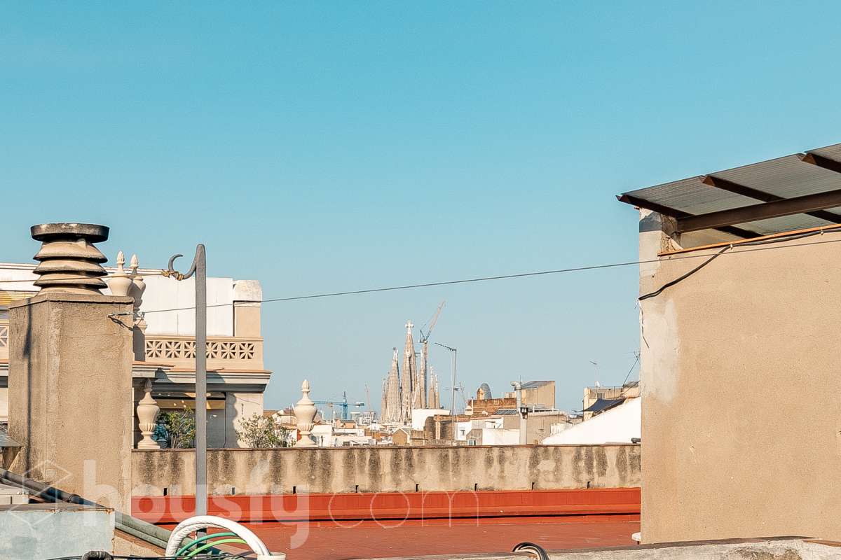 ¡Housfy presenta ático en venta con terraza comunitaria en el corazón de la Vila de Gràcia! Ubicado en una 5ª planta de finca con ascensor construida en el año 1900, te presentamos esta vivienda en una de las calles más emblemáticas de Barcelona, rodeada de vida, cultura y servicios, y a un paso de todo lo que necesitas. En pleno corazón de Gràcia, en Carrer Gran de Gràcia, te presentamos este amplio y luminoso piso de 91m² construidos y 86m² sin elementos comunes (datos verificados en la Dirección General del Catastro) según Catastro) La vivienda se distribuye en: - Salón-comedor luminoso de 40m² - Cocina independiente - Lavadero independiente - 1 habitación doble - 1 baño completo con plato ducha El piso cuenta con techos con bóveda catalana, suelos de parquet, y aire acondicionado. La finca dispone del Informe de la ITE. Situado en una de las mejores ubicaciones de la Vila de Gràcia, en la confluencia de Gran de Gràcia y Rambla del Prat, este inmueble disfruta de un entorno urbano dinámico, elegante y con todos los servicios al alcance. Una ubicación muy demandada que ofrece el equilibrio perfecto entre la vitalidad de un barrio con identidad propia y la comodidad de disponer de todos los servicios y comunicaciones a escasos metros. Cuenta con los siguientes medio de transporte: Metro Fontana (L3), Estación FGC Gràcia con las líneas L6, L7, S1 y S2, que conectan rápidamente con Plaza Catalunya, Sarrià, Sant Cugat, Sabadell y Terrassa; varias líneas de autobús muy próximas, entre ellas: 22 (Pl. Catalunya – El Carmel), 24 (Pl. Catalunya – El Carmel), 39, V17, 87, N24 (bus nocturno). Aviso legal El precio de venta no incluye gastos de la compraventa como notaría, registro, impuestos, ni tampoco honorarios agencia. Esta publicación no es vinculante. Consulta siempre la nota simple con Housfy antes de formalizar la compraventa. Sobre nosotros Housfy es la plataforma integral de servicios inmobiliarios. Nuestra combinación de expertos y tecnología pone al alcance de todo el mundo servicios cómodos, claros y seguros. AICAT número: 7922. Nos encargamos de la gestión y asesoramiento de la compra. ¡Olvídate de todo! Hacemos los trámites por ti. Y, si además necesitas financiación, ponemos a tu disposición un bróker hipotecario para ayudarte a conseguir las mejores condiciones para tu perfil económico. ¿Quieres visitarla? Contacta con Housfy y agenda tu visita sin compromiso. Más información en: housfy.com En cumplimiento de la Ley 8/2026 en Cataluña, el certificado de presencia o ausencia de amianto se encuentra en proceso de tramitación.-34