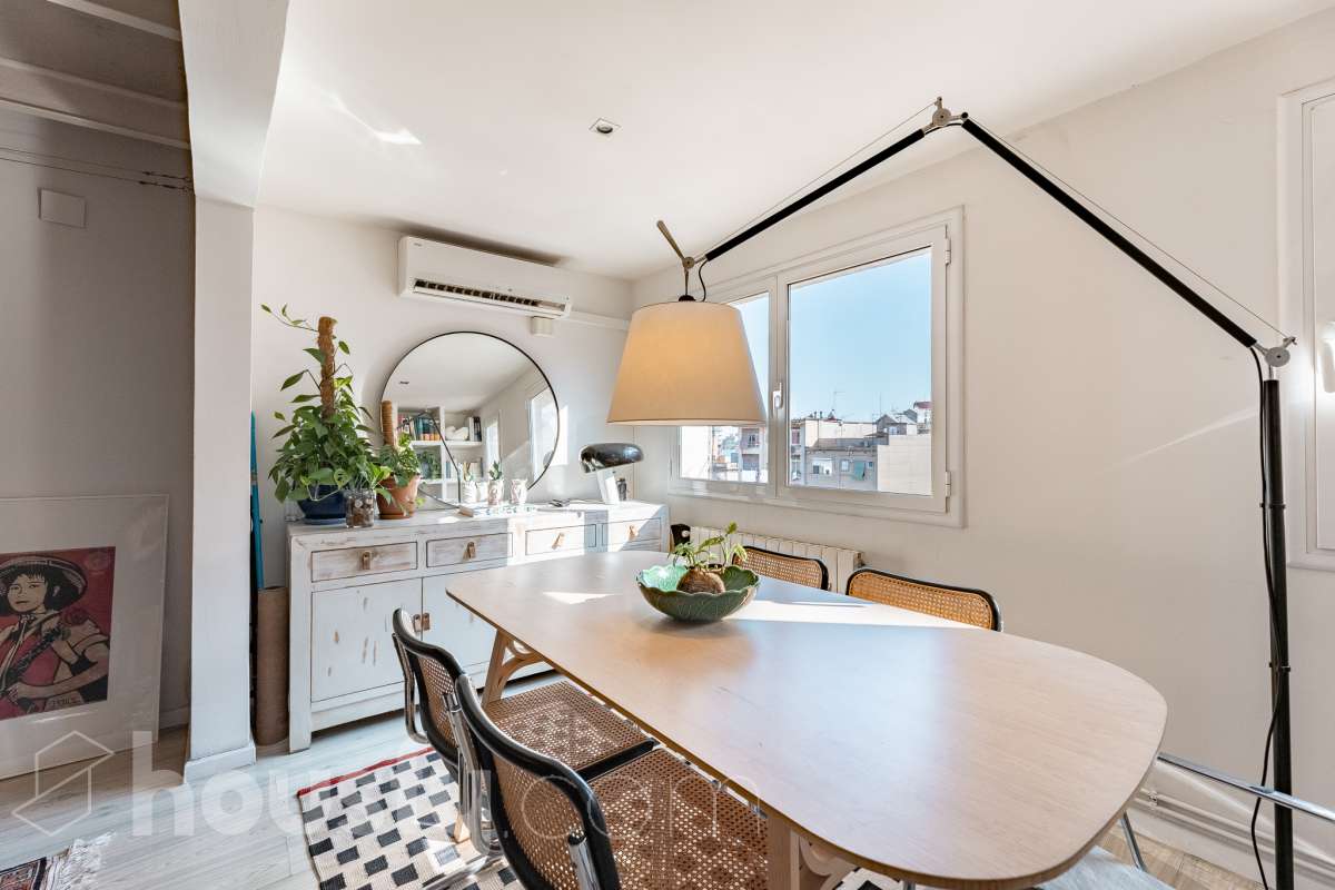 ¡Housfy presenta ático en venta con terraza comunitaria en el corazón de la Vila de Gràcia! Ubicado en una 5ª planta de finca con ascensor construida en el año 1900, te presentamos esta vivienda en una de las calles más emblemáticas de Barcelona, rodeada de vida, cultura y servicios, y a un paso de todo lo que necesitas. En pleno corazón de Gràcia, en Carrer Gran de Gràcia, te presentamos este amplio y luminoso piso de 91m² construidos y 86m² sin elementos comunes (datos verificados en la Dirección General del Catastro) según Catastro) La vivienda se distribuye en: - Salón-comedor luminoso de 40m² - Cocina independiente - Lavadero independiente - 1 habitación doble - 1 baño completo con plato ducha El piso cuenta con techos con bóveda catalana, suelos de parquet, y aire acondicionado. La finca dispone del Informe de la ITE. Situado en una de las mejores ubicaciones de la Vila de Gràcia, en la confluencia de Gran de Gràcia y Rambla del Prat, este inmueble disfruta de un entorno urbano dinámico, elegante y con todos los servicios al alcance. Una ubicación muy demandada que ofrece el equilibrio perfecto entre la vitalidad de un barrio con identidad propia y la comodidad de disponer de todos los servicios y comunicaciones a escasos metros. Cuenta con los siguientes medio de transporte: Metro Fontana (L3), Estación FGC Gràcia con las líneas L6, L7, S1 y S2, que conectan rápidamente con Plaza Catalunya, Sarrià, Sant Cugat, Sabadell y Terrassa; varias líneas de autobús muy próximas, entre ellas: 22 (Pl. Catalunya – El Carmel), 24 (Pl. Catalunya – El Carmel), 39, V17, 87, N24 (bus nocturno). Aviso legal El precio de venta no incluye gastos de la compraventa como notaría, registro, impuestos, ni tampoco honorarios agencia. Esta publicación no es vinculante. Consulta siempre la nota simple con Housfy antes de formalizar la compraventa. Sobre nosotros Housfy es la plataforma integral de servicios inmobiliarios. Nuestra combinación de expertos y tecnología pone al alcance de todo el mundo servicios cómodos, claros y seguros. AICAT número: 7922. Nos encargamos de la gestión y asesoramiento de la compra. ¡Olvídate de todo! Hacemos los trámites por ti. Y, si además necesitas financiación, ponemos a tu disposición un bróker hipotecario para ayudarte a conseguir las mejores condiciones para tu perfil económico. ¿Quieres visitarla? Contacta con Housfy y agenda tu visita sin compromiso. Más información en: housfy.com En cumplimiento de la Ley 8/2026 en Cataluña, el certificado de presencia o ausencia de amianto se encuentra en proceso de tramitación.-10
