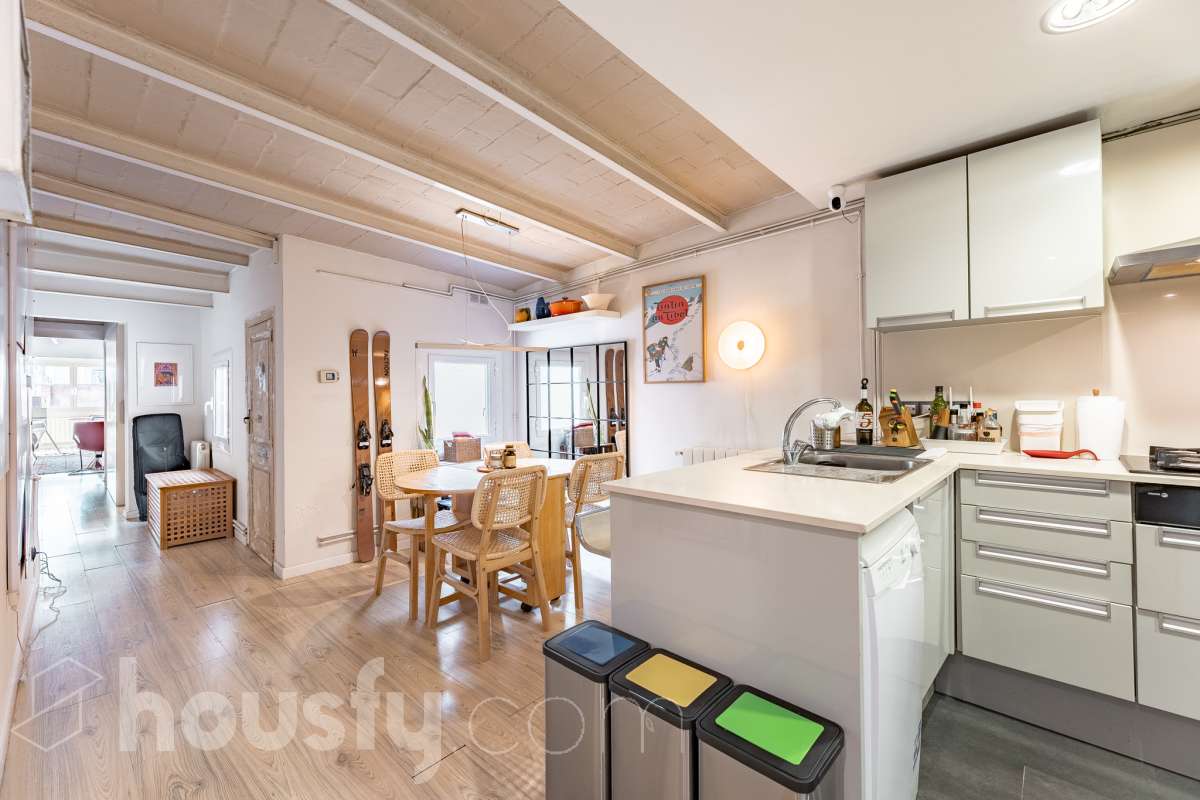 ¡Housfy presenta ático en venta con terraza comunitaria en el corazón de la Vila de Gràcia! Ubicado en una 5ª planta de finca con ascensor construida en el año 1900, te presentamos esta vivienda en una de las calles más emblemáticas de Barcelona, rodeada de vida, cultura y servicios, y a un paso de todo lo que necesitas. En pleno corazón de Gràcia, en Carrer Gran de Gràcia, te presentamos este amplio y luminoso piso de 91m² construidos y 86m² sin elementos comunes (datos verificados en la Dirección General del Catastro) según Catastro) La vivienda se distribuye en: - Salón-comedor luminoso de 40m² - Cocina independiente - Lavadero independiente - 1 habitación doble - 1 baño completo con plato ducha El piso cuenta con techos con bóveda catalana, suelos de parquet, y aire acondicionado. La finca dispone del Informe de la ITE. Situado en una de las mejores ubicaciones de la Vila de Gràcia, en la confluencia de Gran de Gràcia y Rambla del Prat, este inmueble disfruta de un entorno urbano dinámico, elegante y con todos los servicios al alcance. Una ubicación muy demandada que ofrece el equilibrio perfecto entre la vitalidad de un barrio con identidad propia y la comodidad de disponer de todos los servicios y comunicaciones a escasos metros. Cuenta con los siguientes medio de transporte: Metro Fontana (L3), Estación FGC Gràcia con las líneas L6, L7, S1 y S2, que conectan rápidamente con Plaza Catalunya, Sarrià, Sant Cugat, Sabadell y Terrassa; varias líneas de autobús muy próximas, entre ellas: 22 (Pl. Catalunya – El Carmel), 24 (Pl. Catalunya – El Carmel), 39, V17, 87, N24 (bus nocturno). Aviso legal El precio de venta no incluye gastos de la compraventa como notaría, registro, impuestos, ni tampoco honorarios agencia. Esta publicación no es vinculante. Consulta siempre la nota simple con Housfy antes de formalizar la compraventa. Sobre nosotros Housfy es la plataforma integral de servicios inmobiliarios. Nuestra combinación de expertos y tecnología pone al alcance de todo el mundo servicios cómodos, claros y seguros. AICAT número: 7922. Nos encargamos de la gestión y asesoramiento de la compra. ¡Olvídate de todo! Hacemos los trámites por ti. Y, si además necesitas financiación, ponemos a tu disposición un bróker hipotecario para ayudarte a conseguir las mejores condiciones para tu perfil económico. ¿Quieres visitarla? Contacta con Housfy y agenda tu visita sin compromiso. Más información en: housfy.com En cumplimiento de la Ley 8/2026 en Cataluña, el certificado de presencia o ausencia de amianto se encuentra en proceso de tramitación.-20